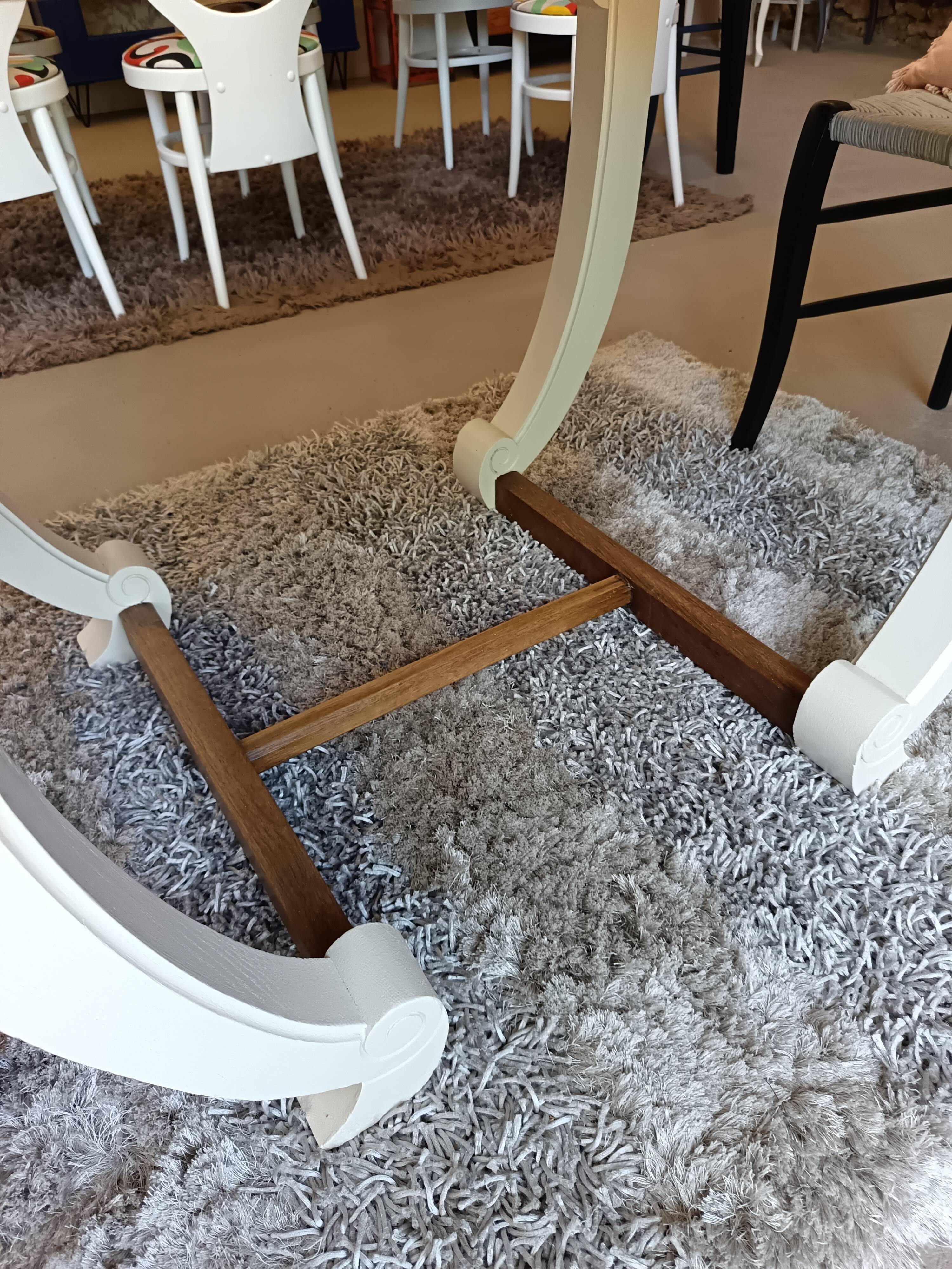 Restored oak table in natural wood and linen.