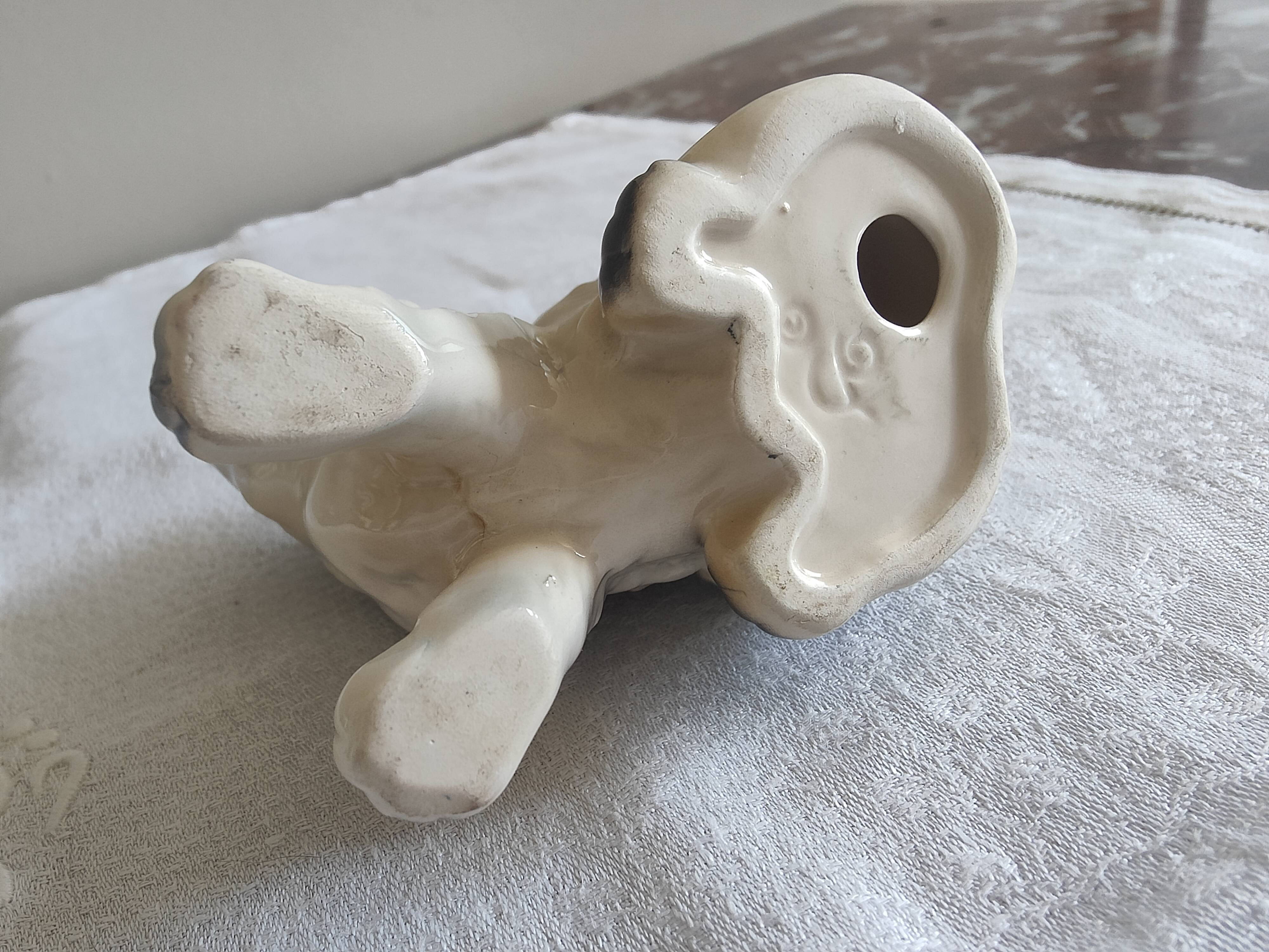 Figurine, Cat statuette, in old 20th century enameled ceramic. Animal figurine, vintage feline