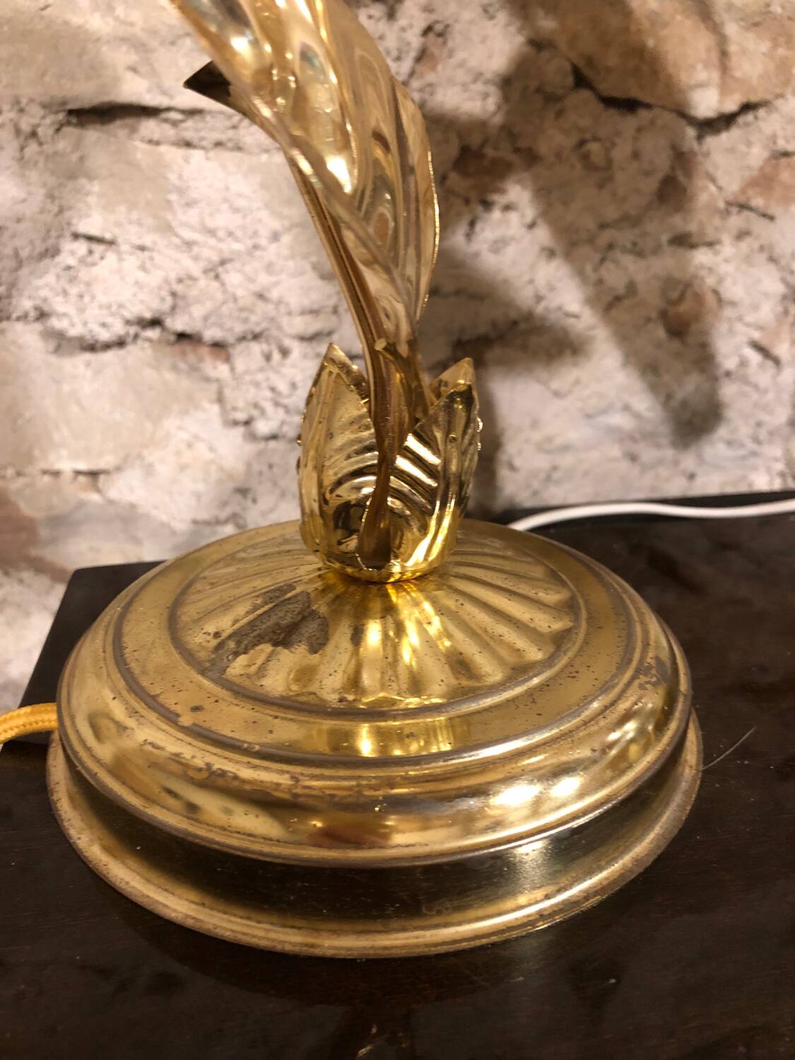 Golden foliage table lamp