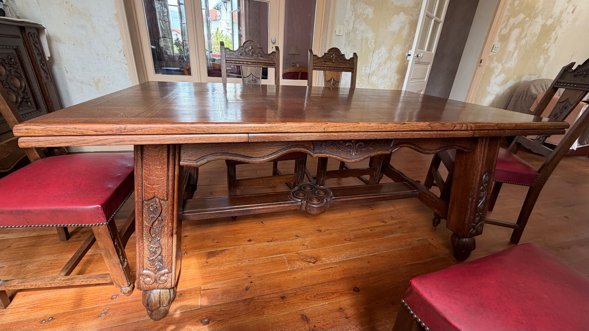 Table en chêne massif avec 2 rallonges intégrées et 7 chaises