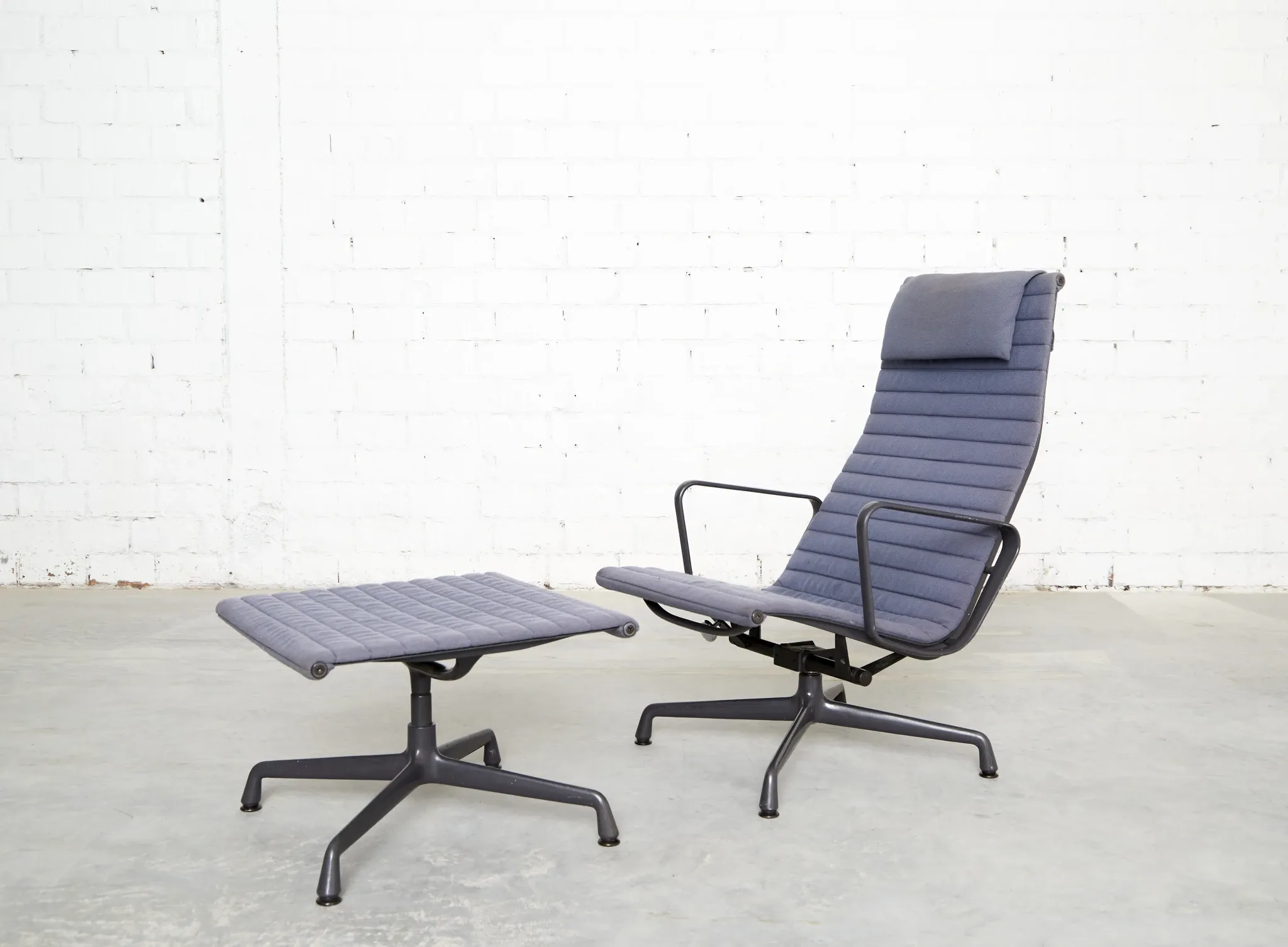 Charles & Ray Eames Chair EA124 & Ottomane EA125 for Vitra/Herman Miller