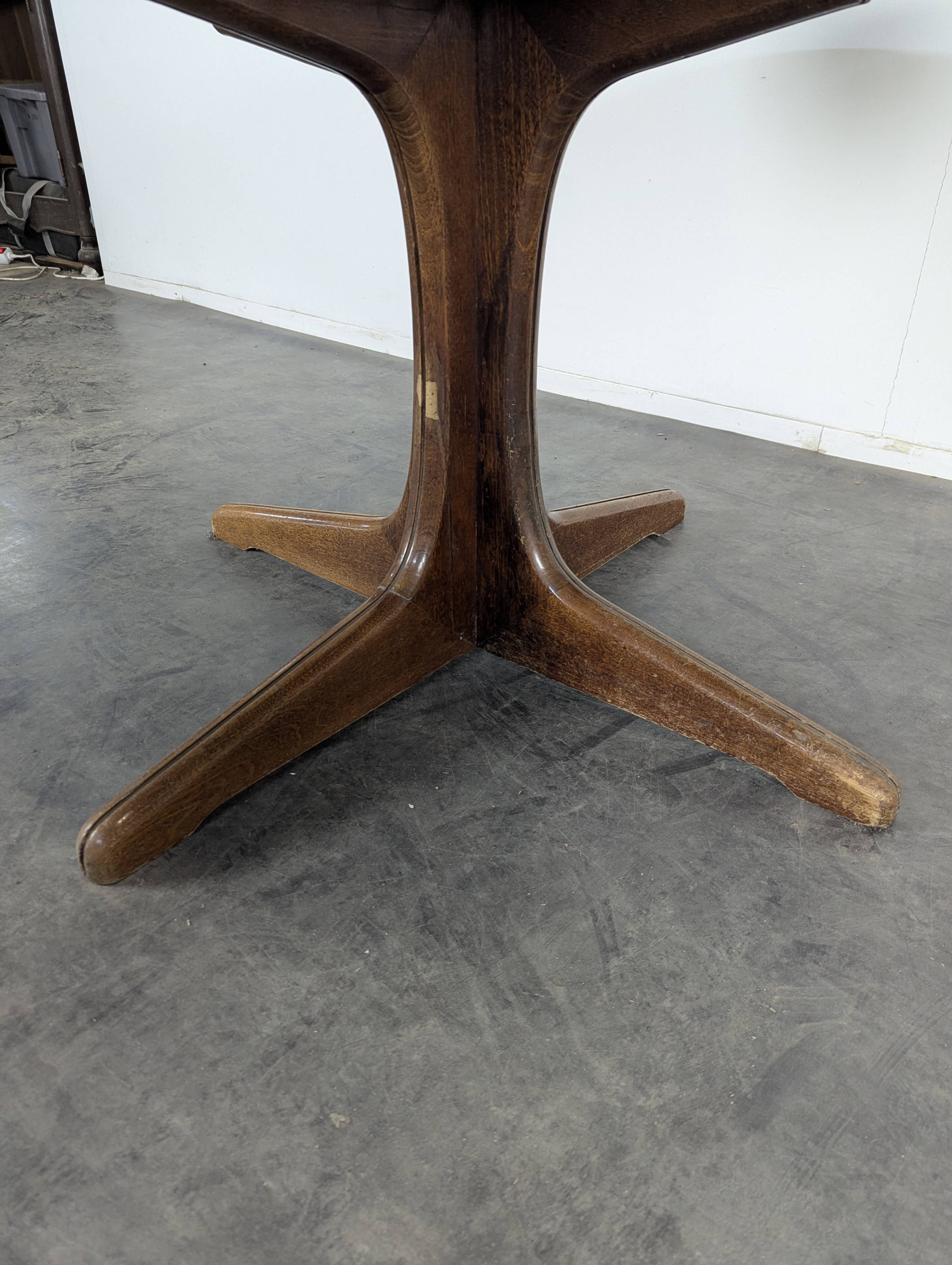 Round teak table with extension