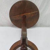 Round pedestal table