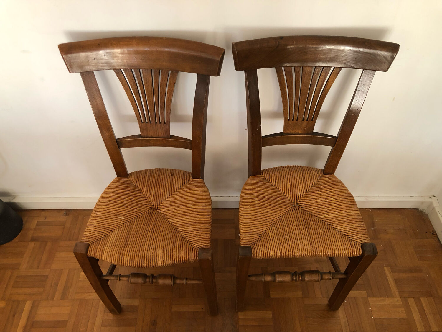 Pair of rustic mulched chairs