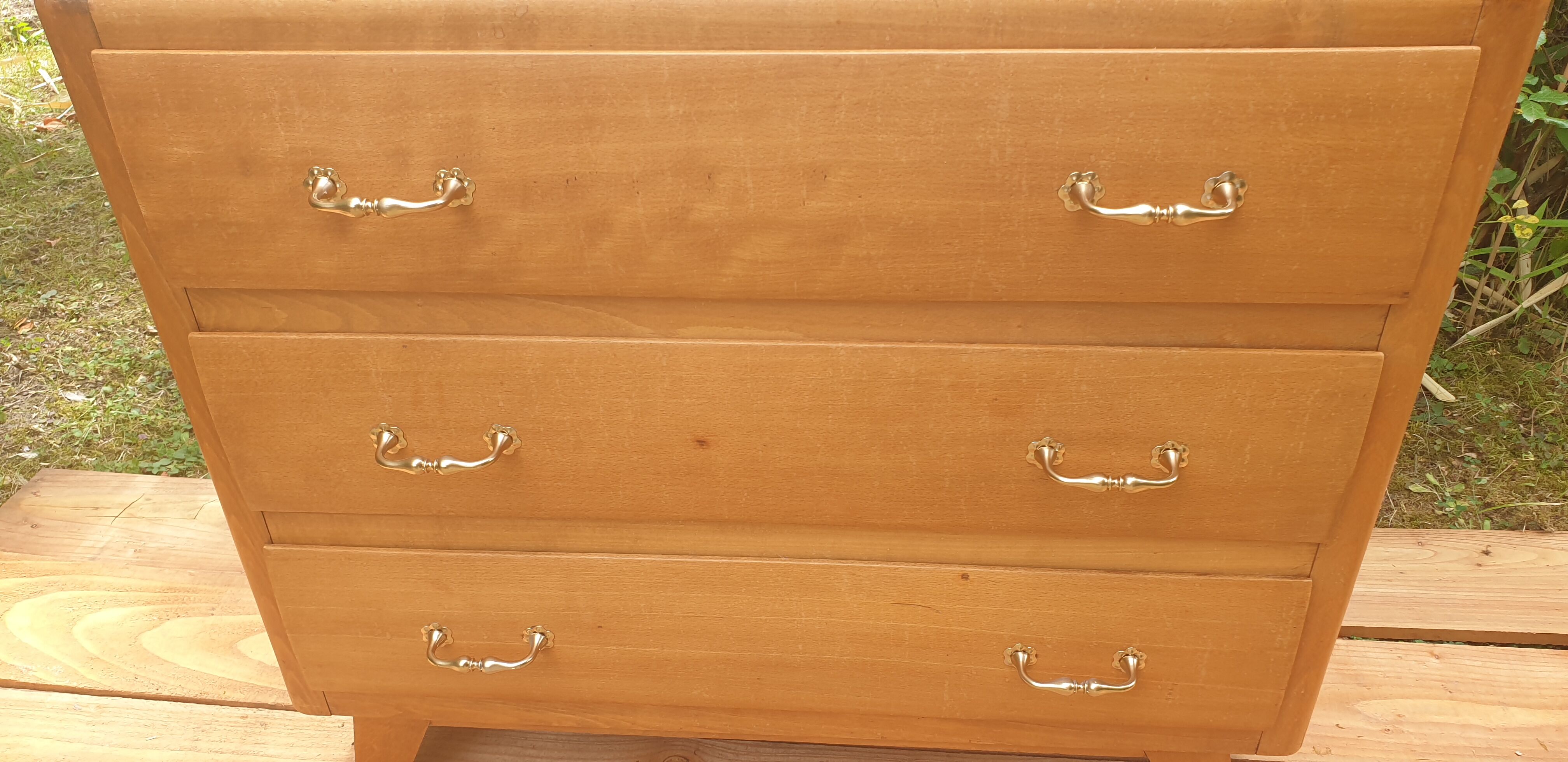 Dresser compass feet