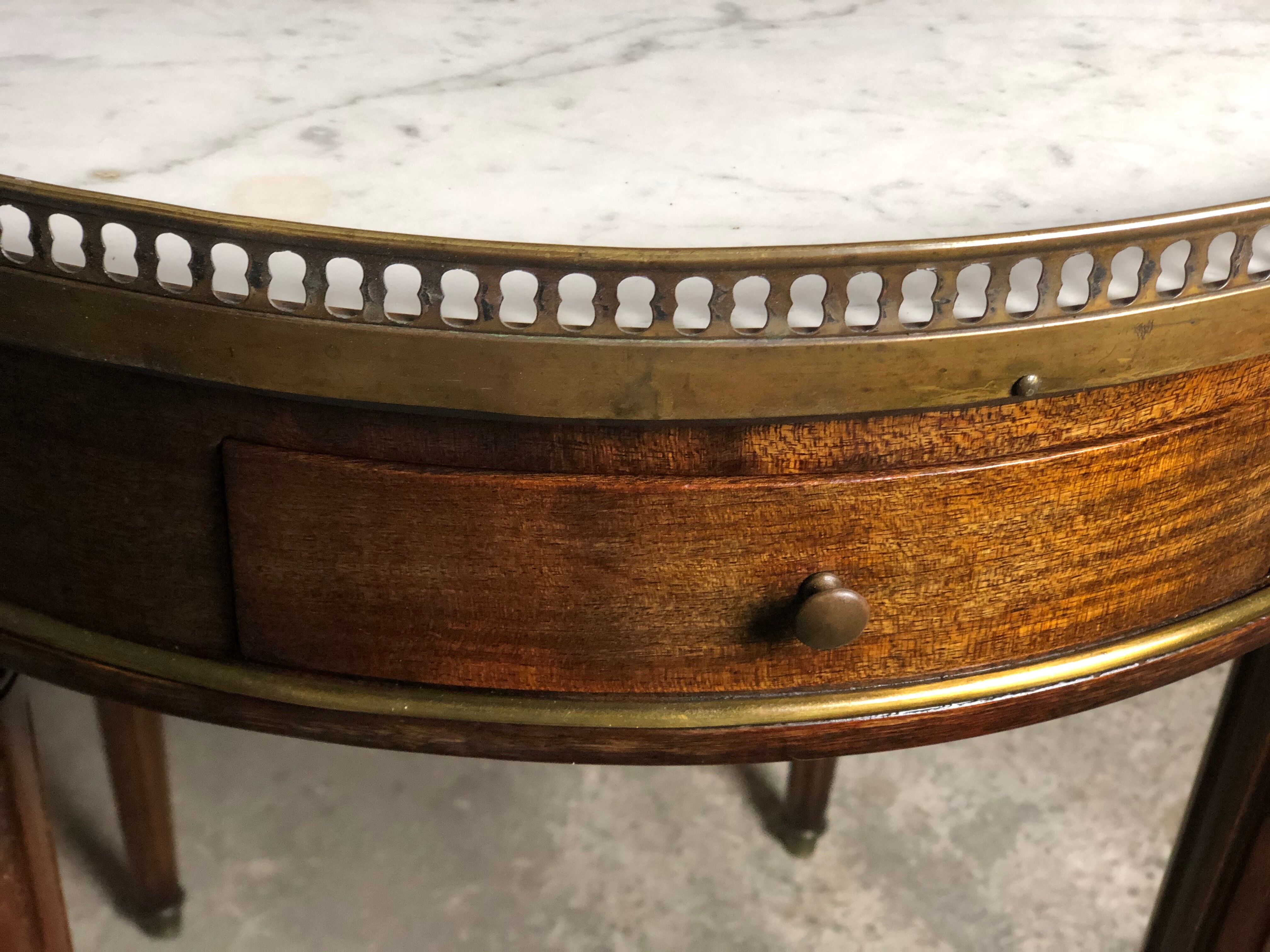 Table bouillotte de style Louis XVI en acajou et dessus marbre 1940