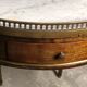 Table bouillotte de style Louis XVI en acajou et dessus marbre 1940