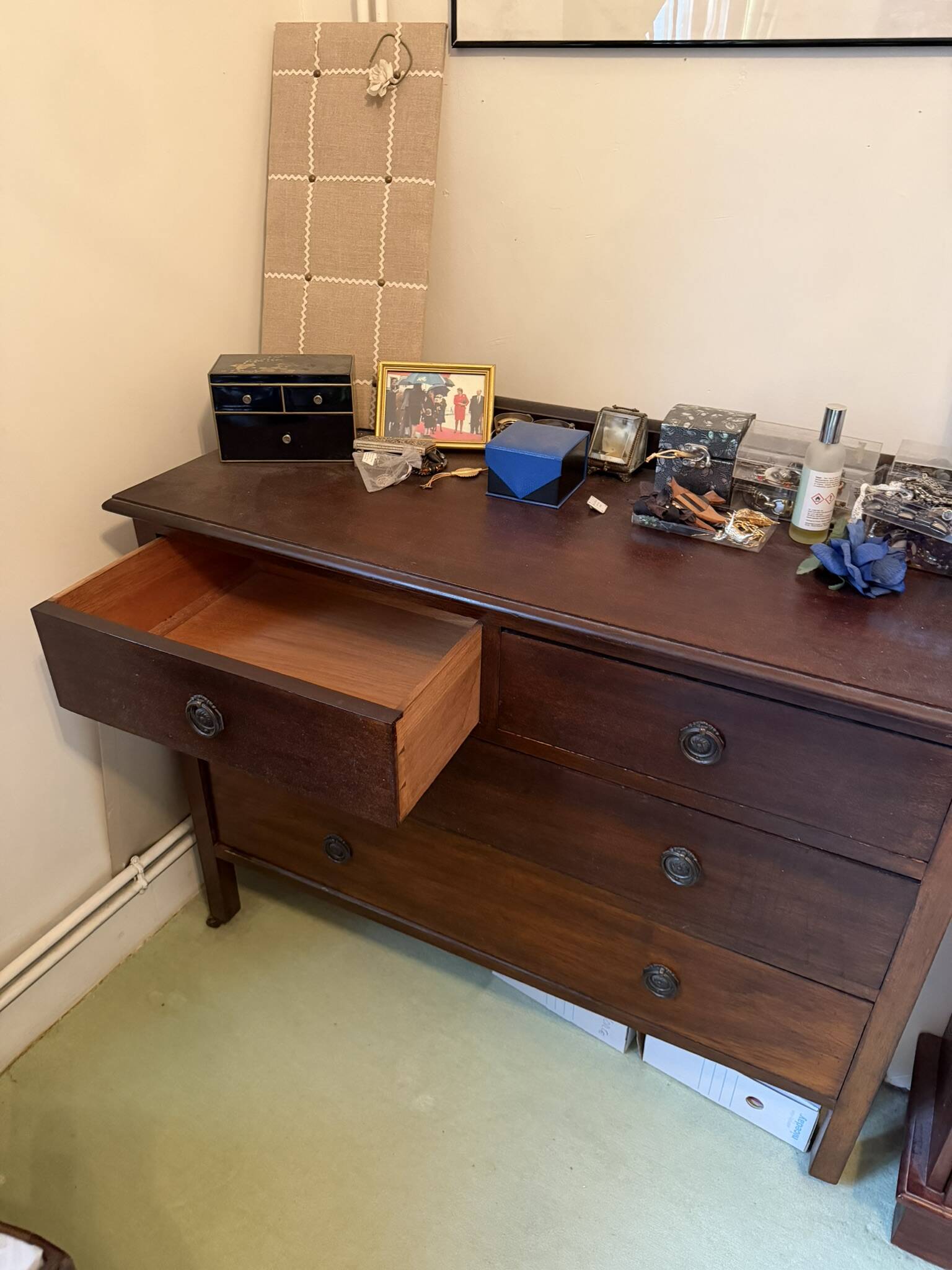 Solid mahogany chest of drawers with 4 drawers