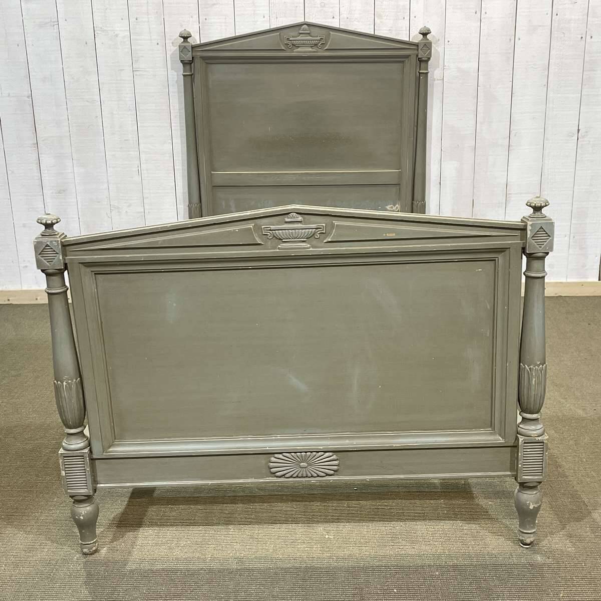 Lit de style Louis XVI début XXème en bois peint