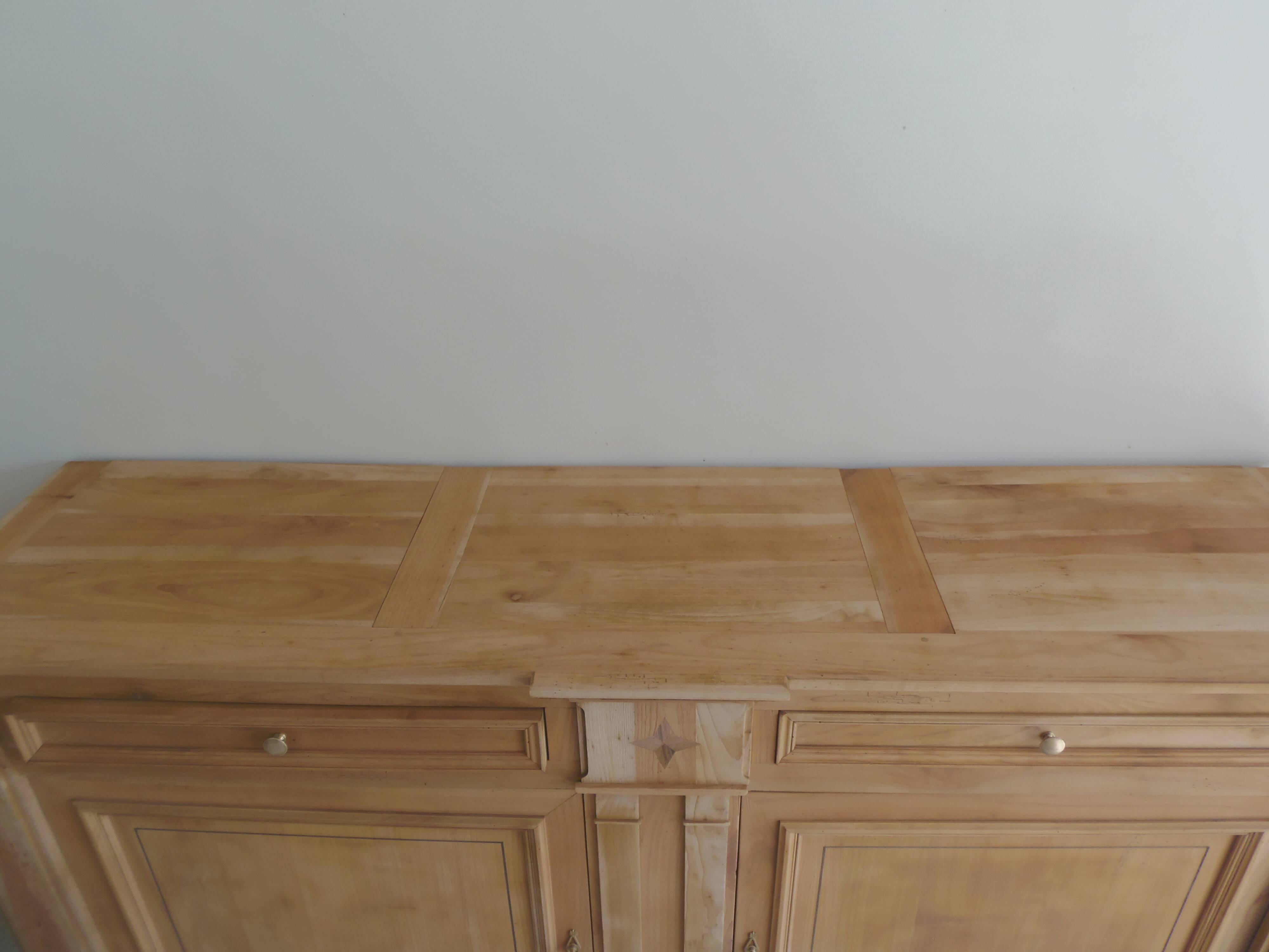 Buffet de belle facture en bois brut, 2 portes , 3 tiroirs .
