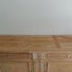 Buffet de belle facture en bois brut, 2 portes , 3 tiroirs .