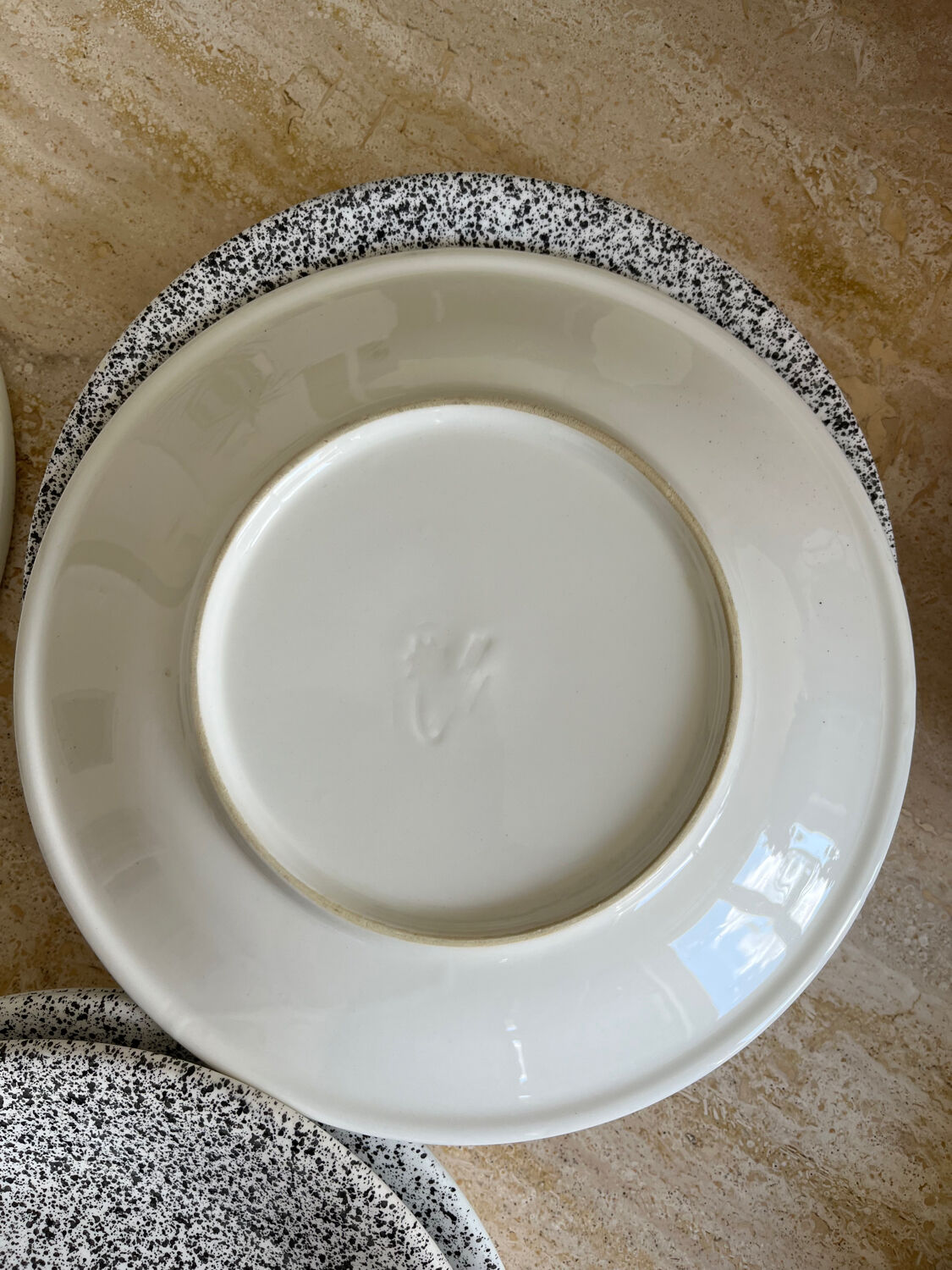 8 flat plates in speckled ceramic