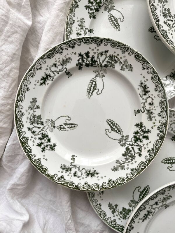 8 assiettes plates en terre de fer ''Modern Style'' Saint Amand début XXe