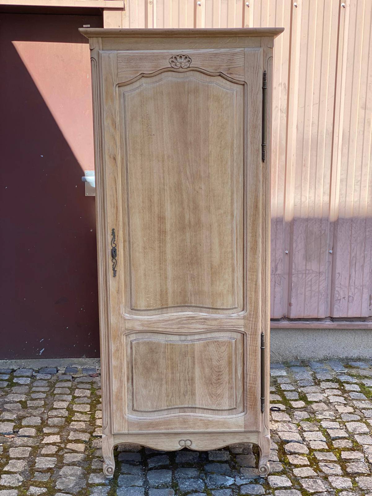 Armoire d'internat Louis XV rénovée en chêne brut bonnetière Riskoff