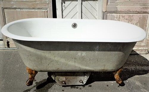 Cast iron bathtub, two rounded ends, 1900