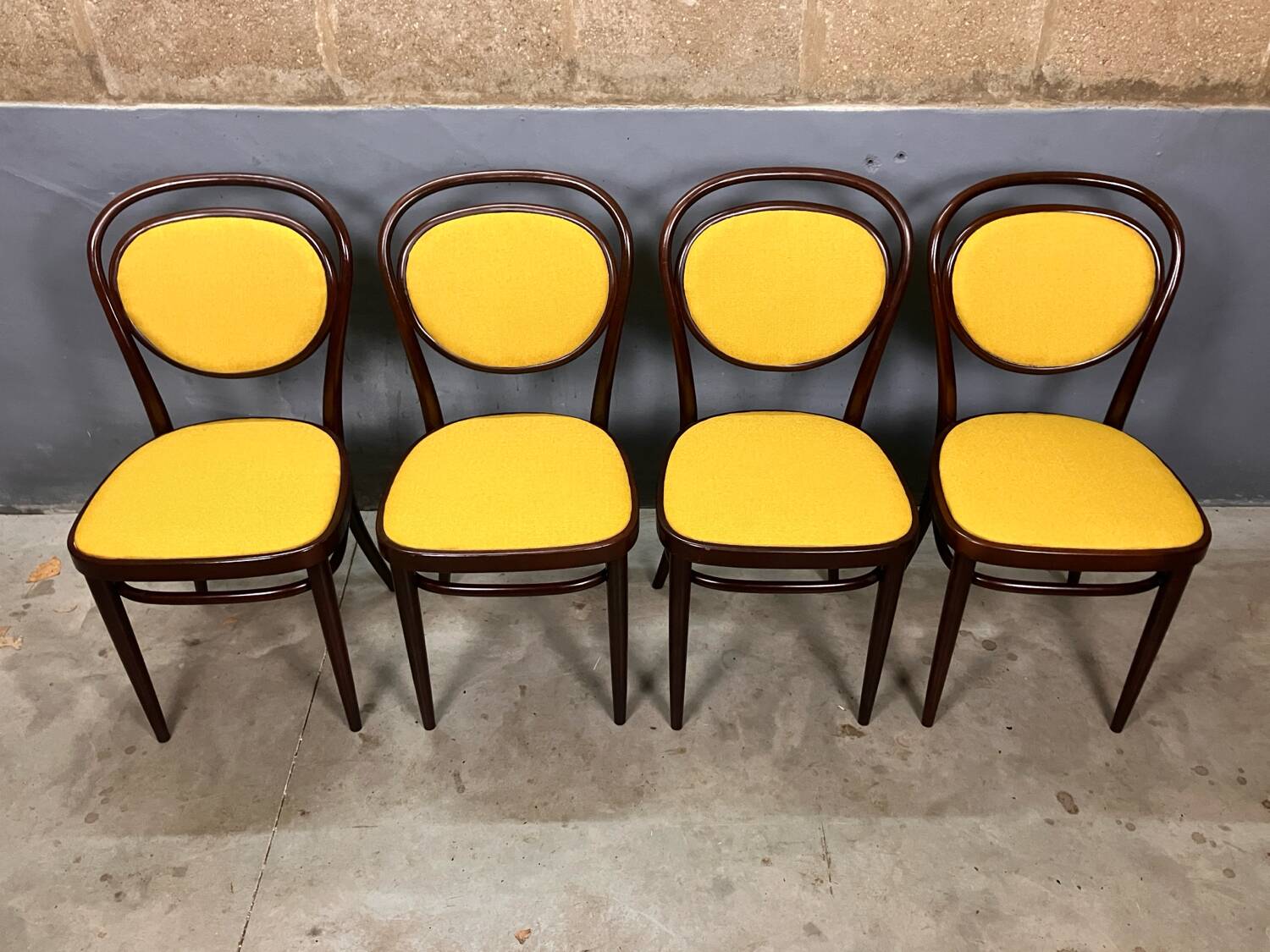 Thonet 215 en bois courbé jaune, récemment retapissé