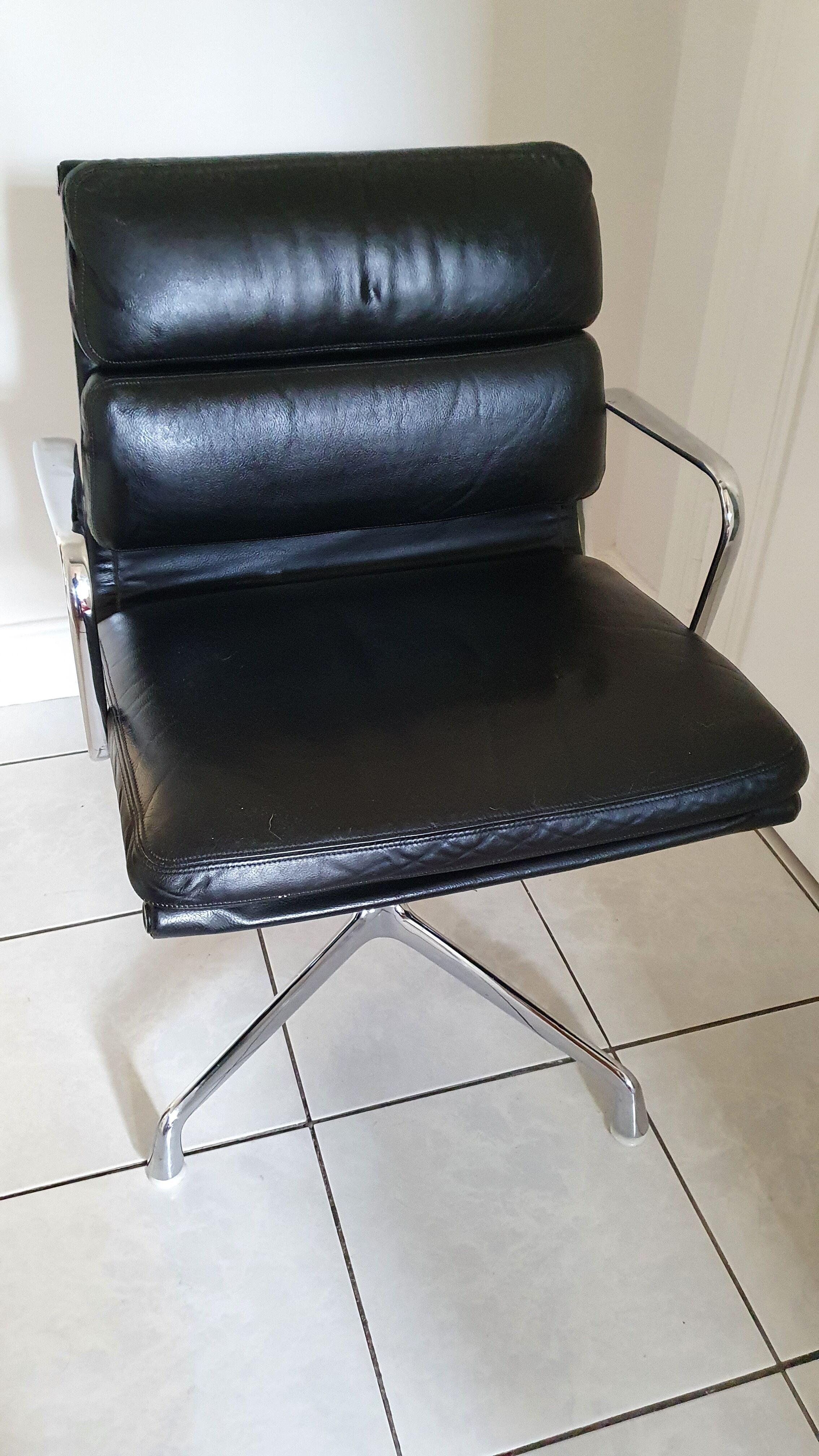 Fauteuil EA208 soft pad Charles et Ray Eames édition Herman Miller