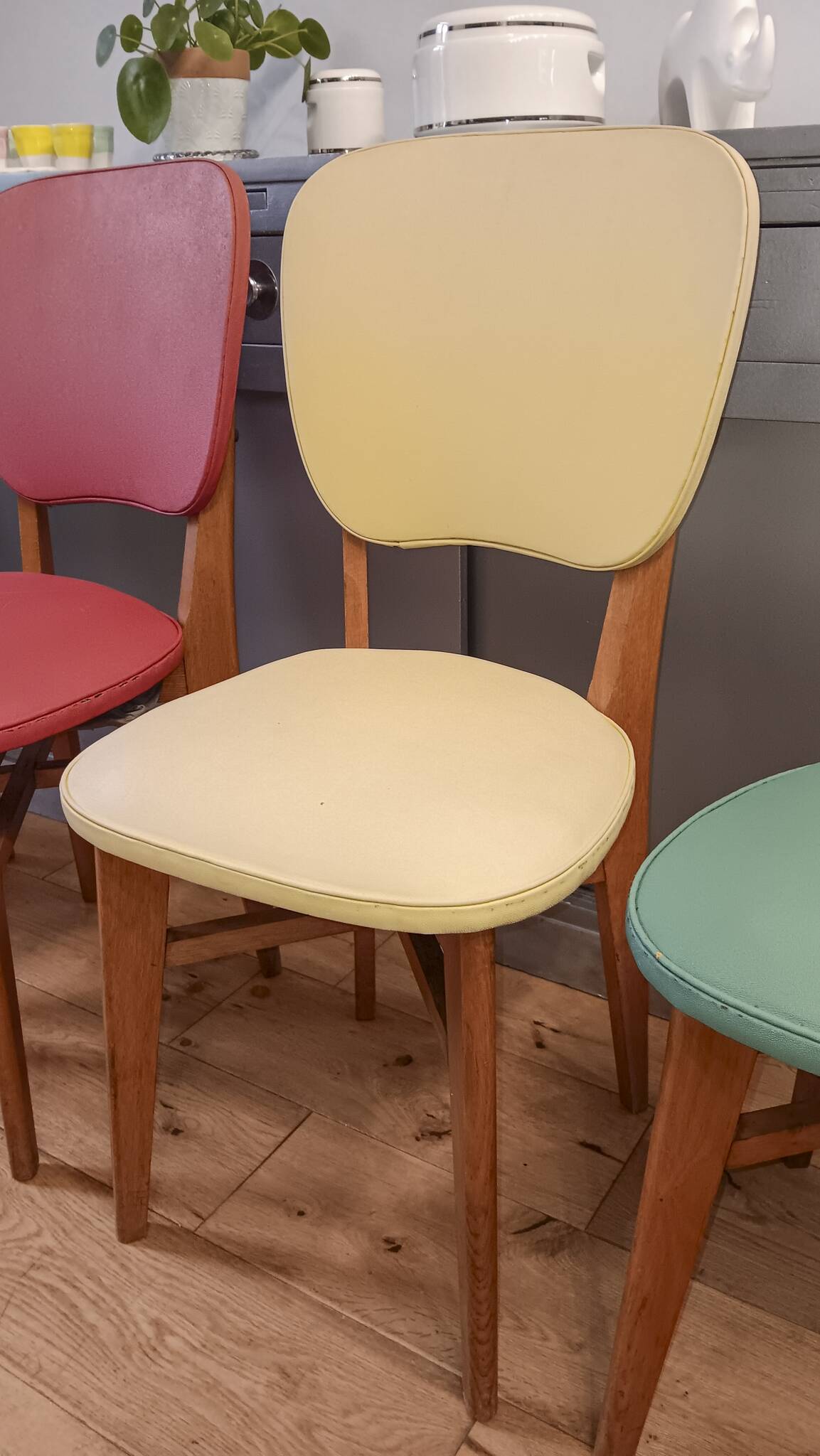 6 vintage chairs from the 50s/60s, wooden structure and skai covering.