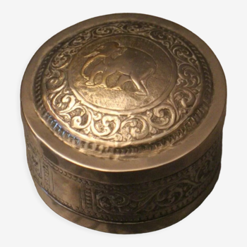 Boite en métal argentifère décor à l'éléphant Cambodge Indochine début XXe