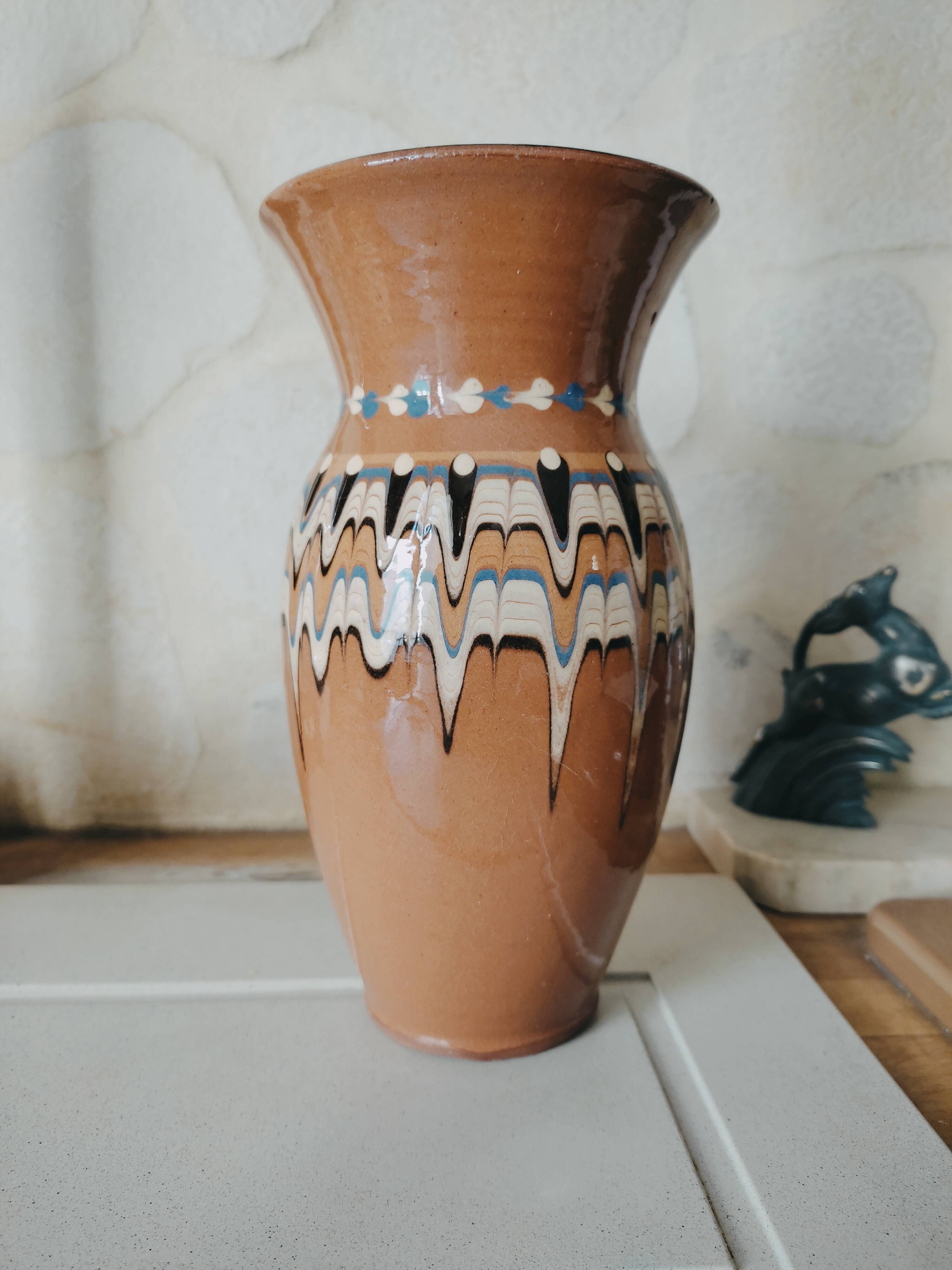 Vase bulgare en terre mêlée