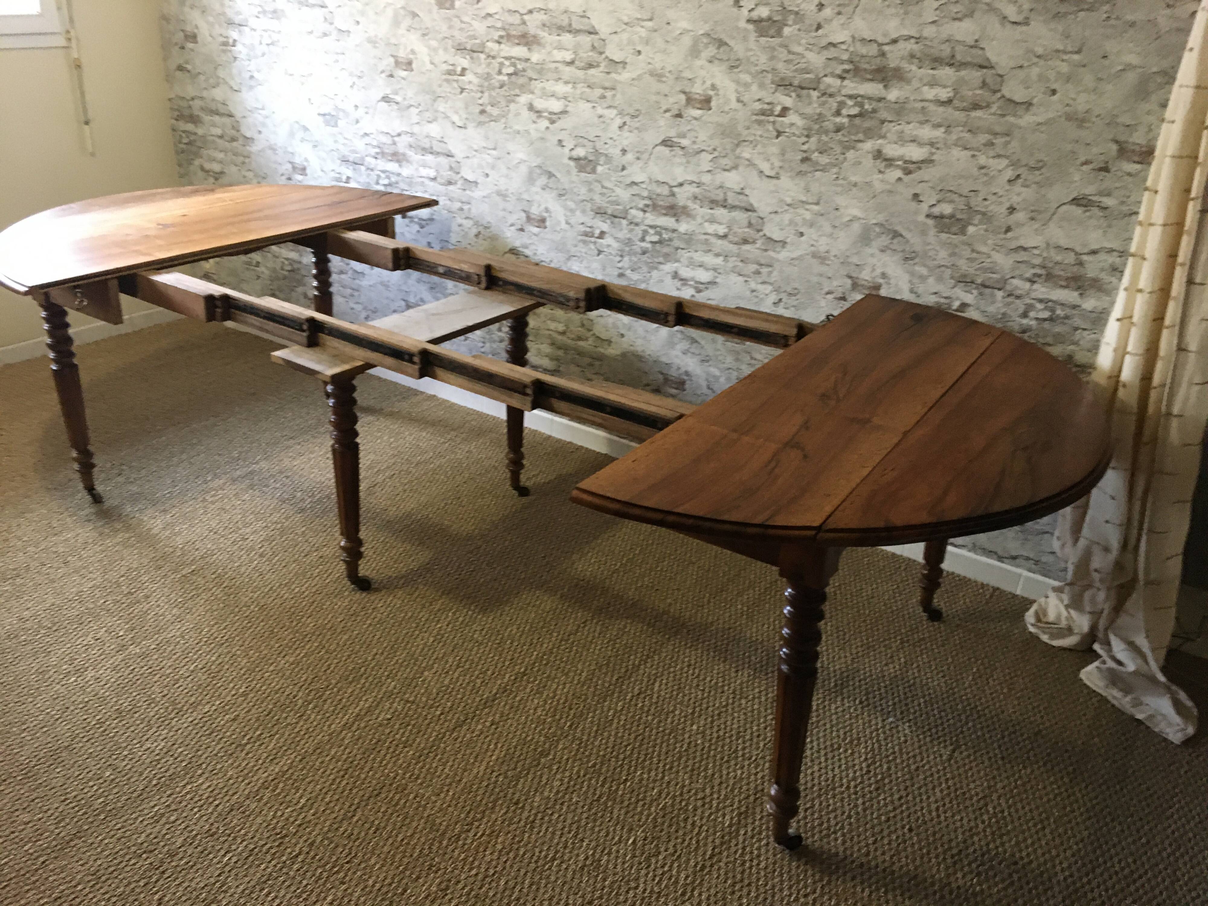 Extendable cherry round table