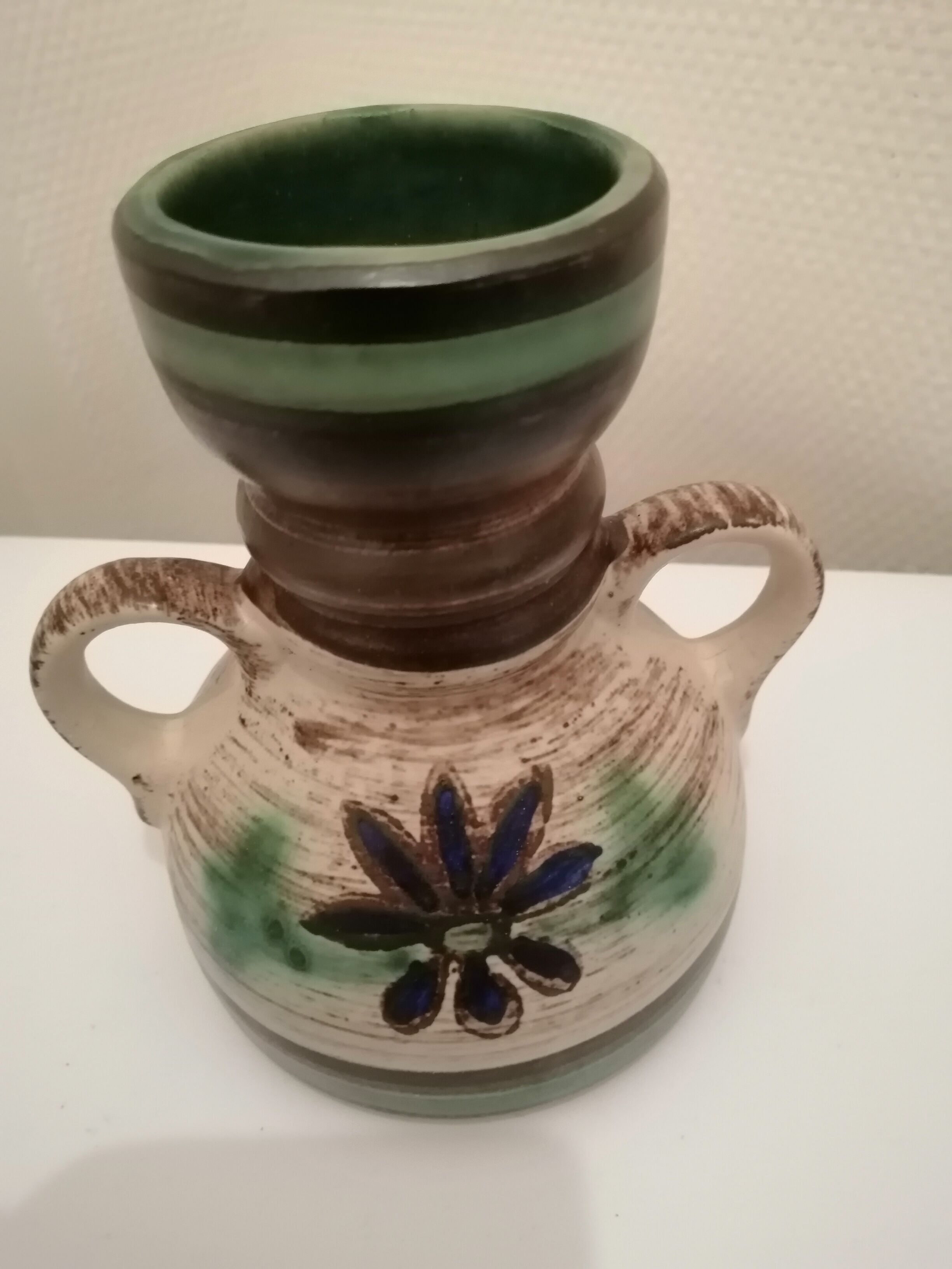 Vase en terre cuite peint a la main