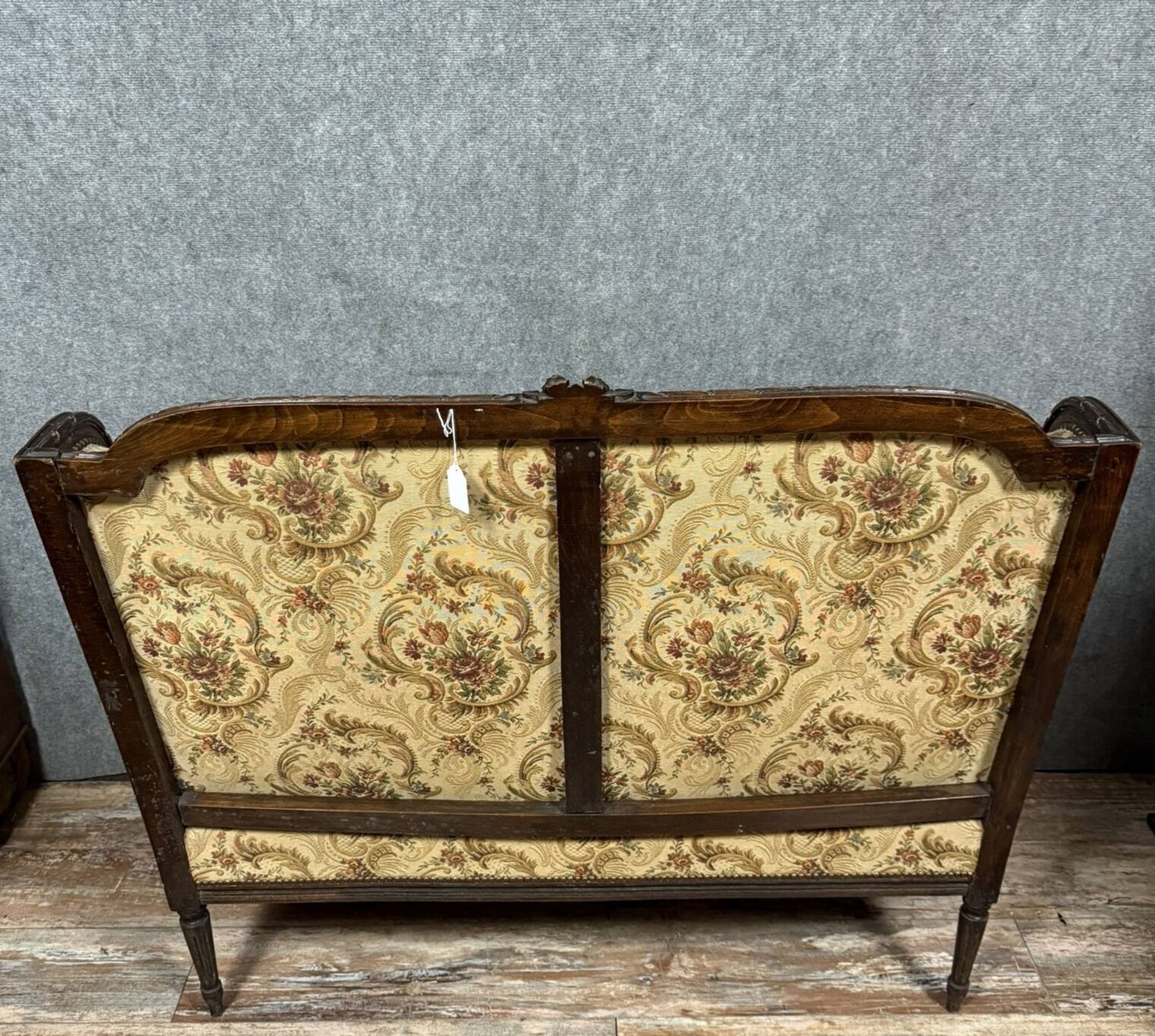 Banquette à oreilles de style Louis XVI en bois sculpté vers 1850