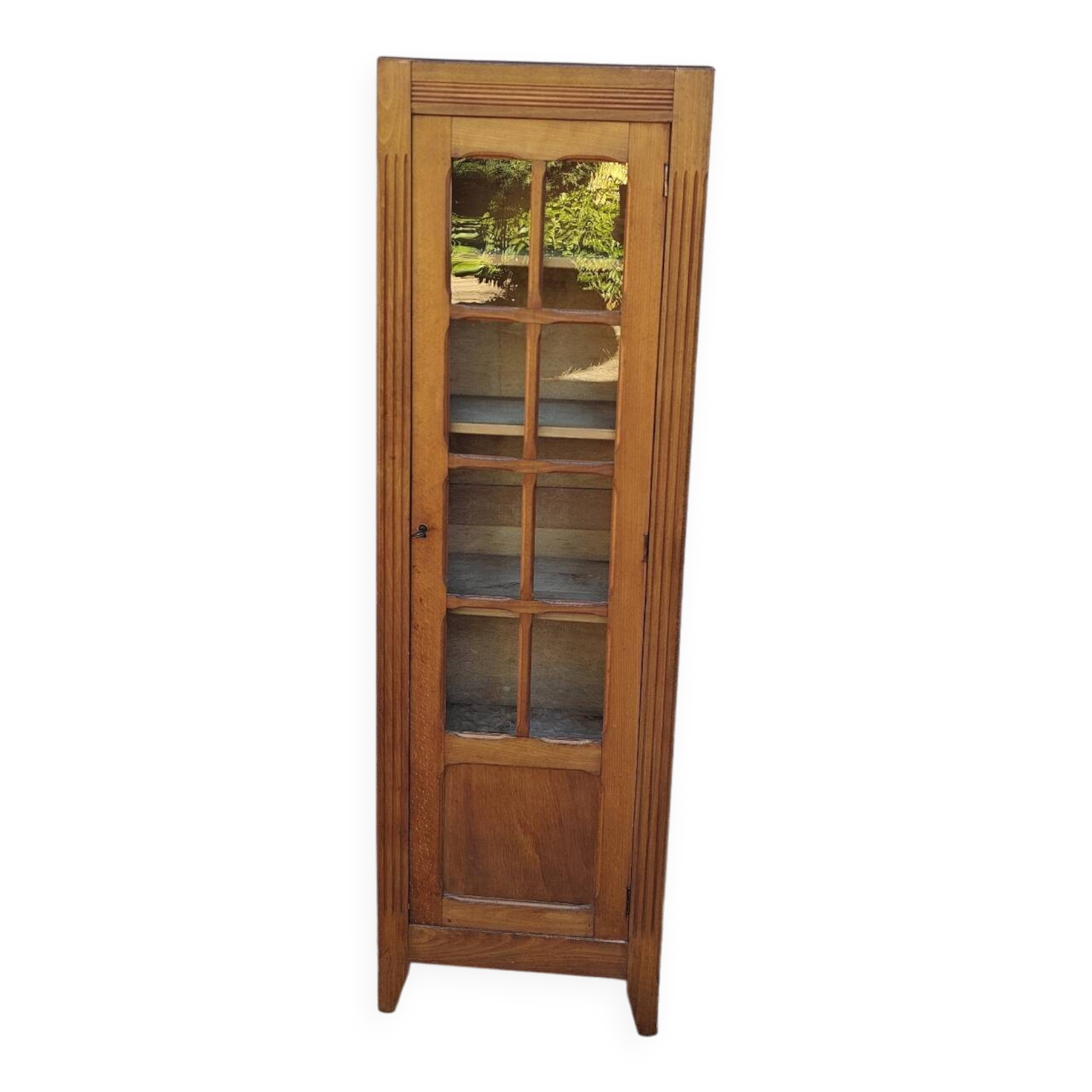 Showcase an old door, small bookshelf.
