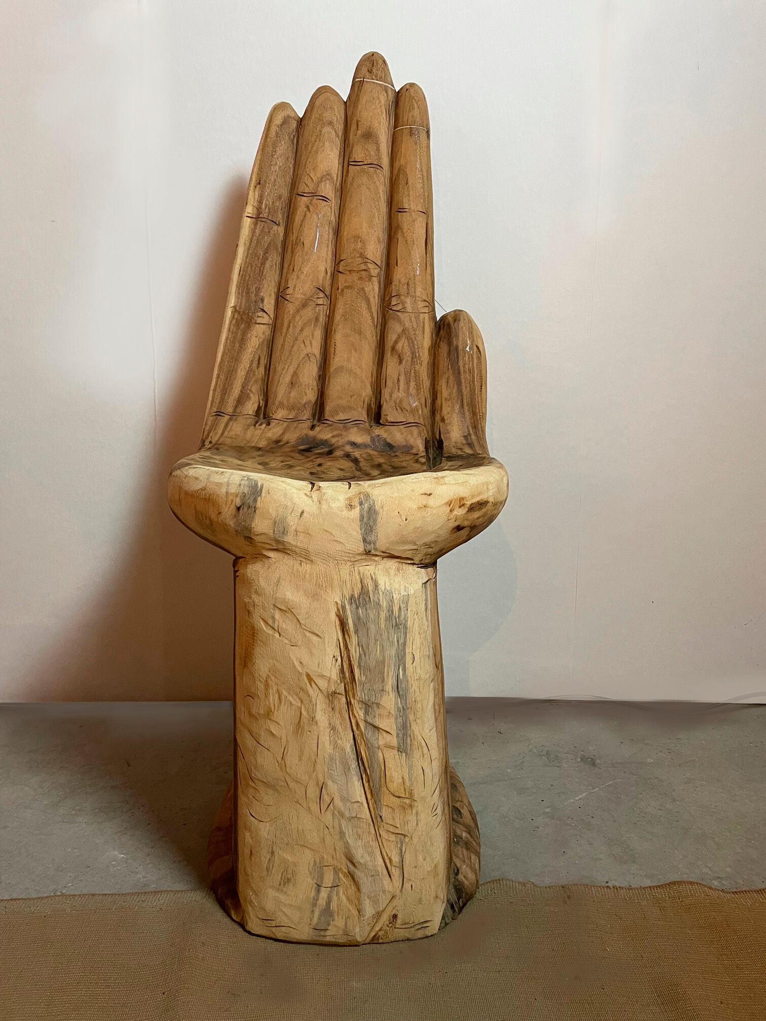 Chaise en forme de main