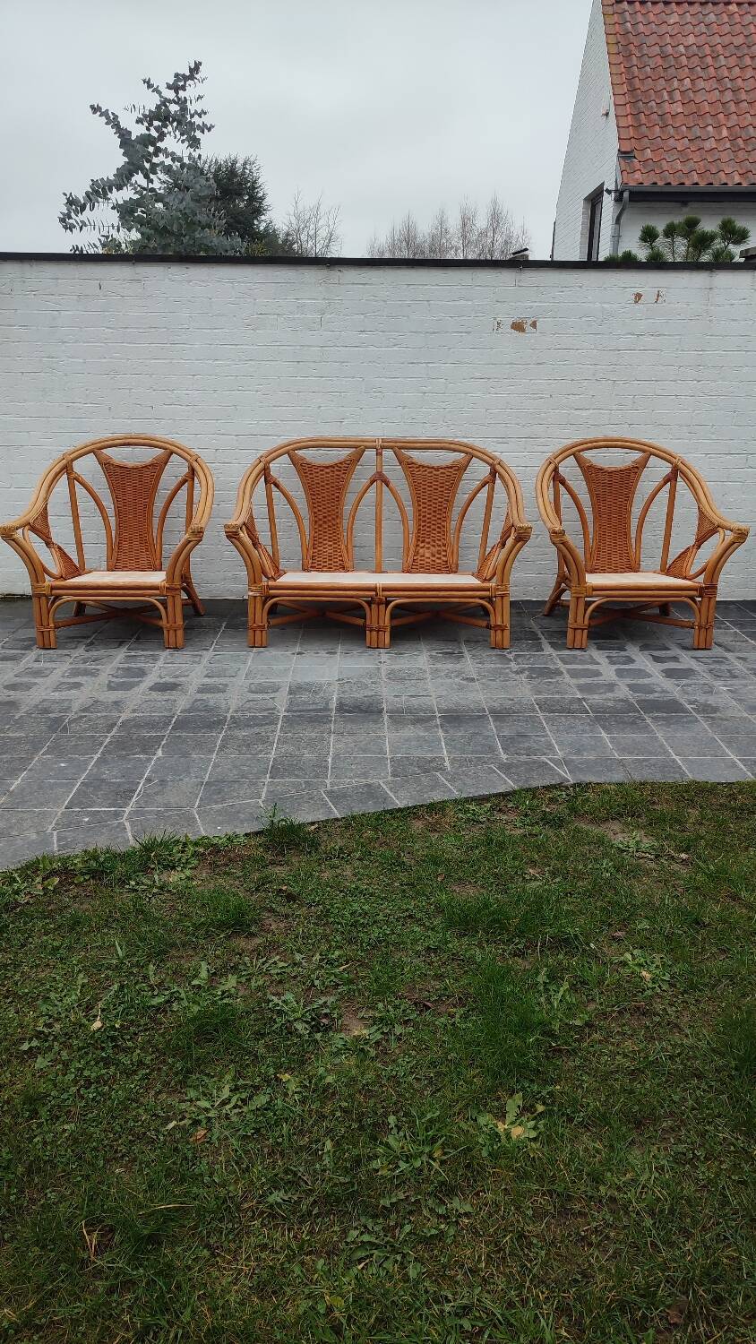 Set of 2 rattan armchairs with a bench.