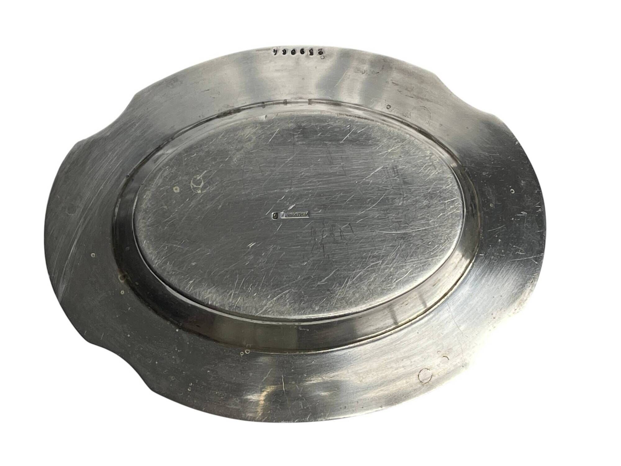 Oval metal silver-plated catchall with hallmarks from the early 20th century.