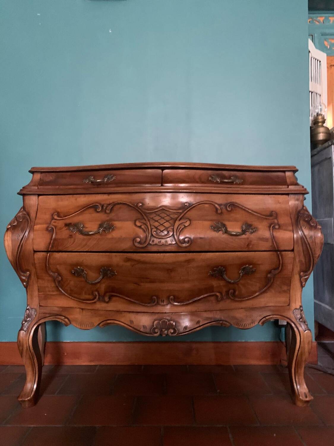 Walnut tomb chest of drawers