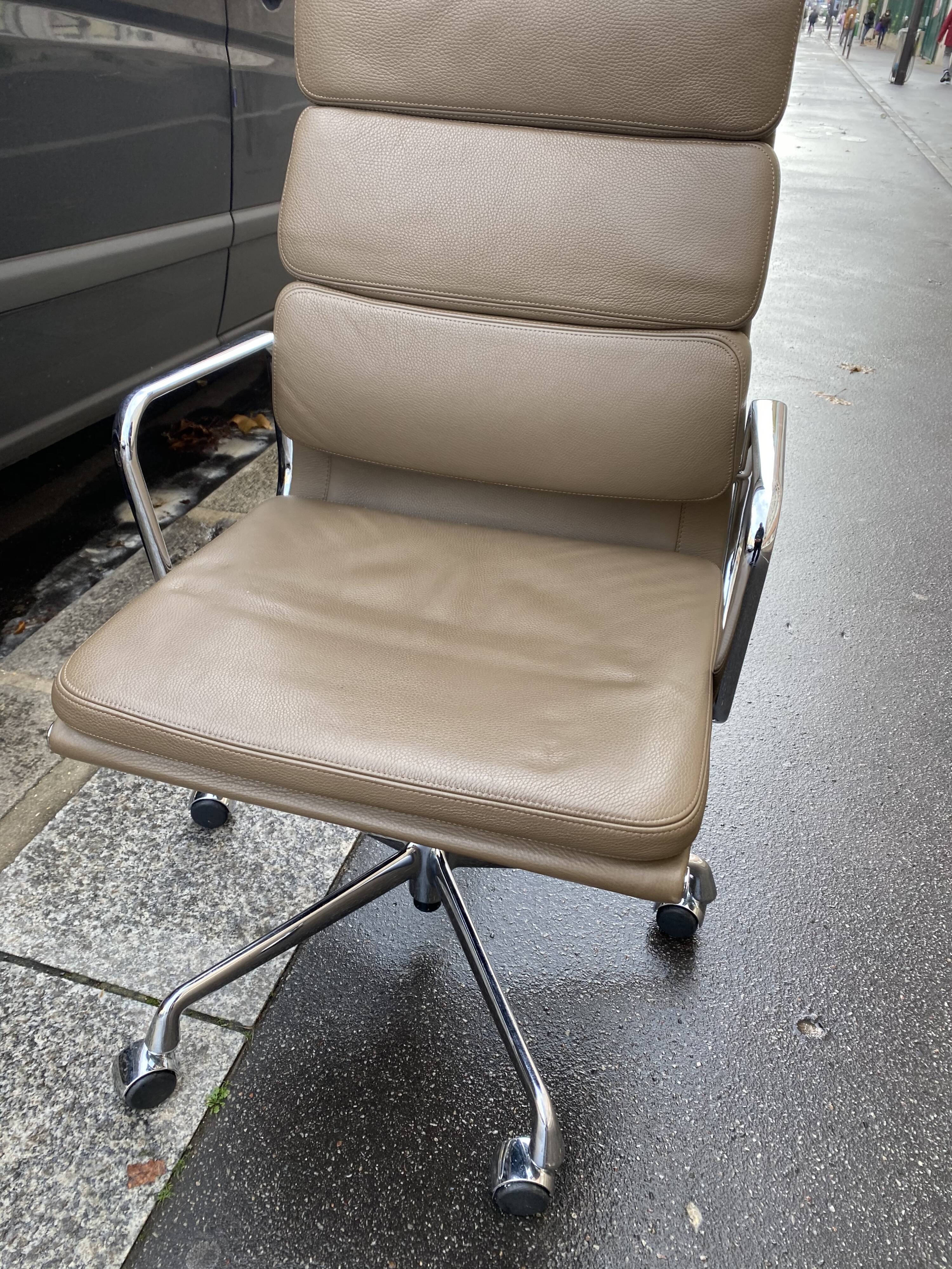 Armchair Charles and Ray Eames ea 219 edition Vitra taupe leather