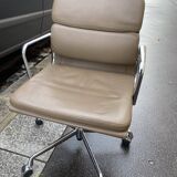 Armchair Charles and Ray Eames ea 219 edition Vitra taupe leather