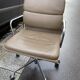 Fauteuil Charles et Ray Eames ea 219 édition Vitra cuir taupe