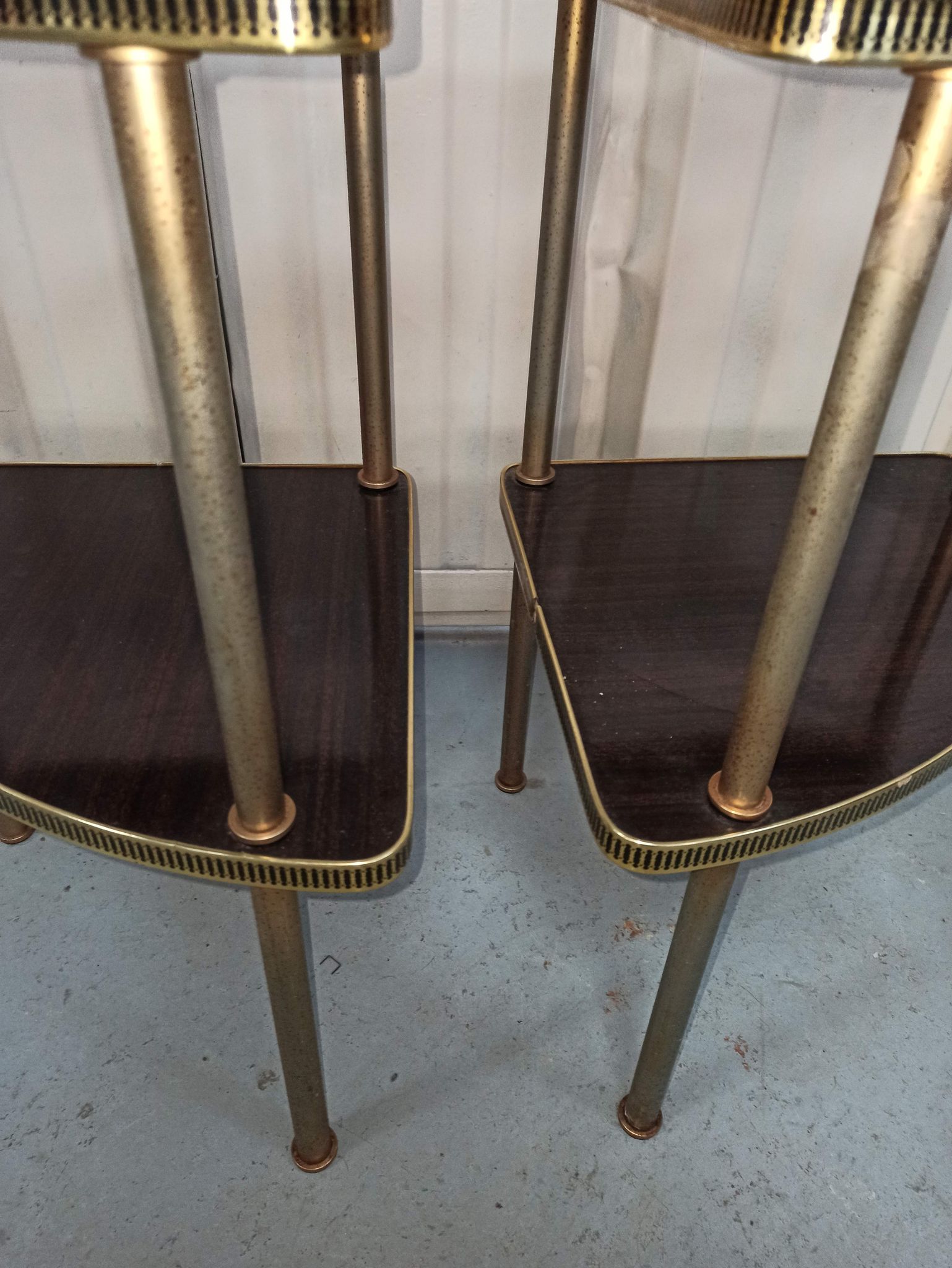 Pairs of corner shelves notches gilded formica brown 60s
