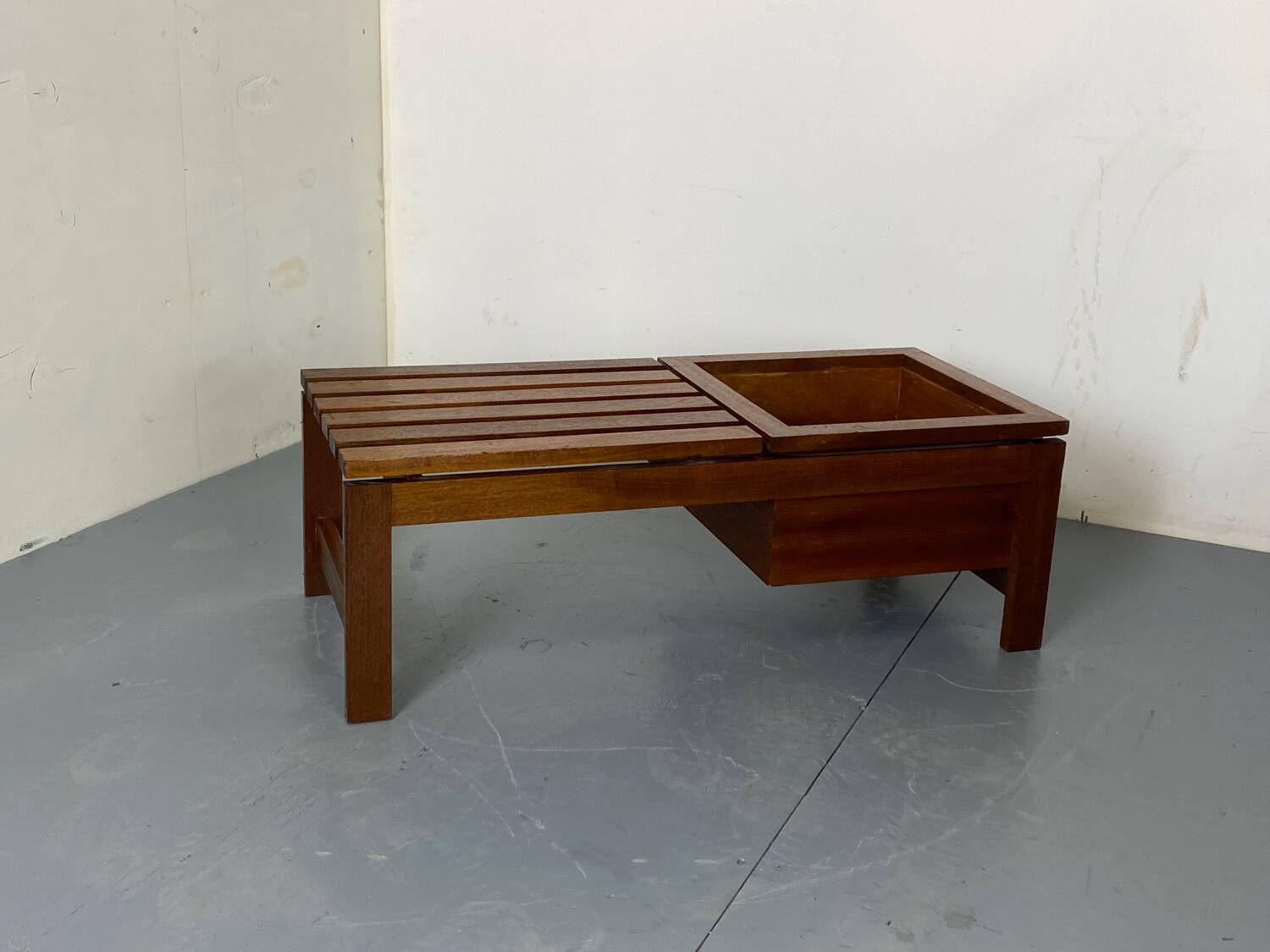 Table d'appoint mid-century moderne à lattes en teck avec support pour plantes, 1960s