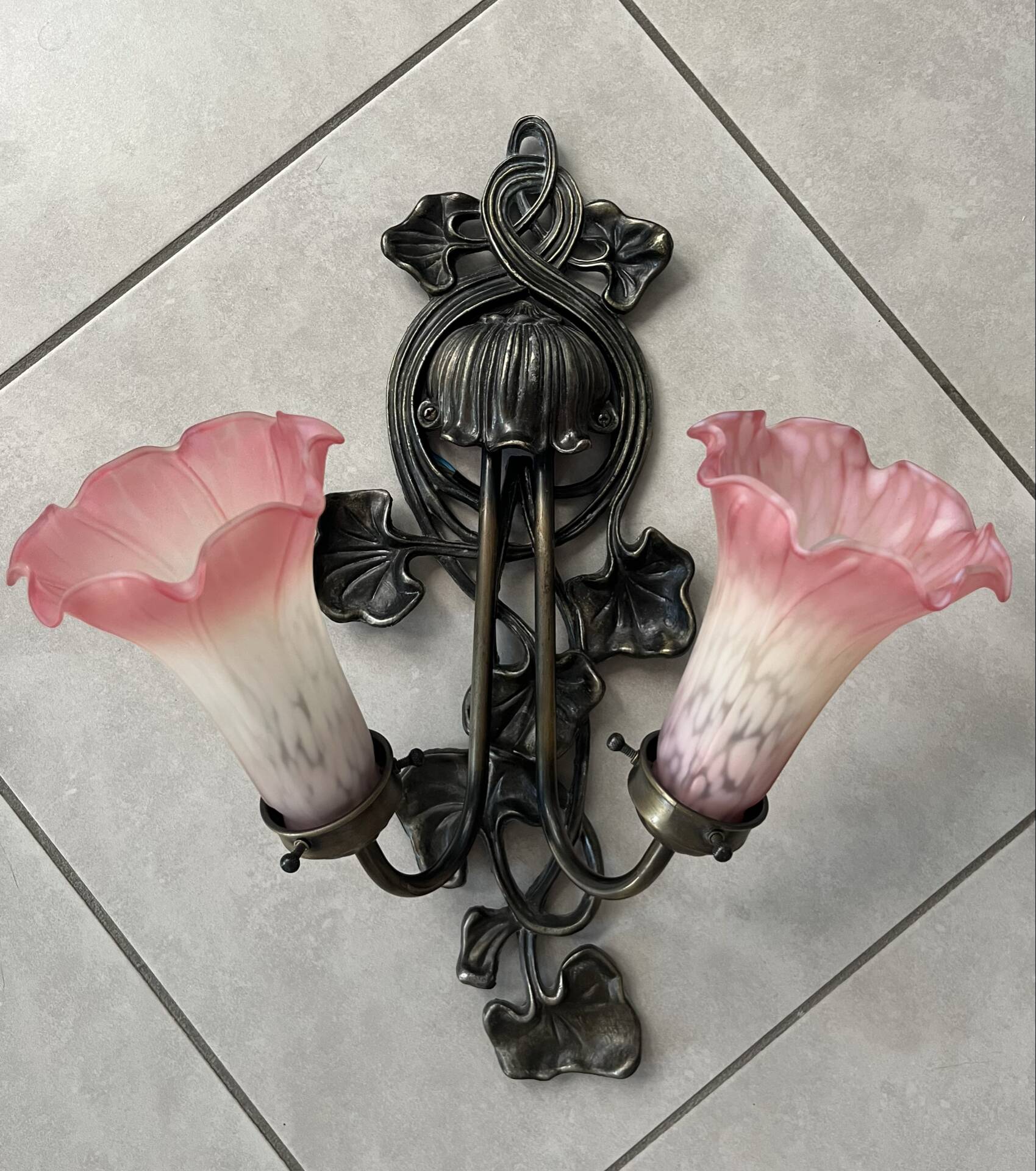 Apply 2 pink tulip Art Nouveau wall lights.