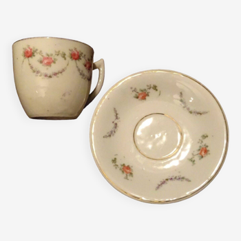 Ancienne tasse et soucoupe en porcelaine décor de roses et guirlandes de fleurs