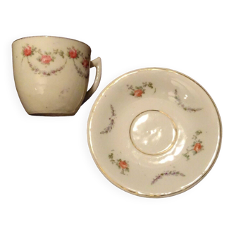 Ancienne tasse et soucoupe en porcelaine décor de roses et guirlandes de fleurs