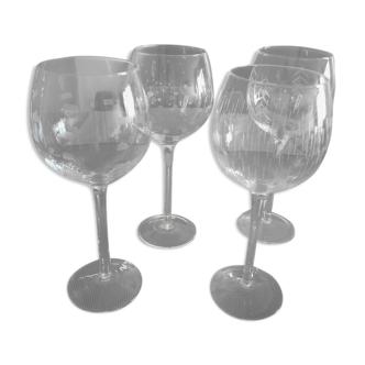 Set de 4 verres à vin en cristal, motifs géométriques gravés