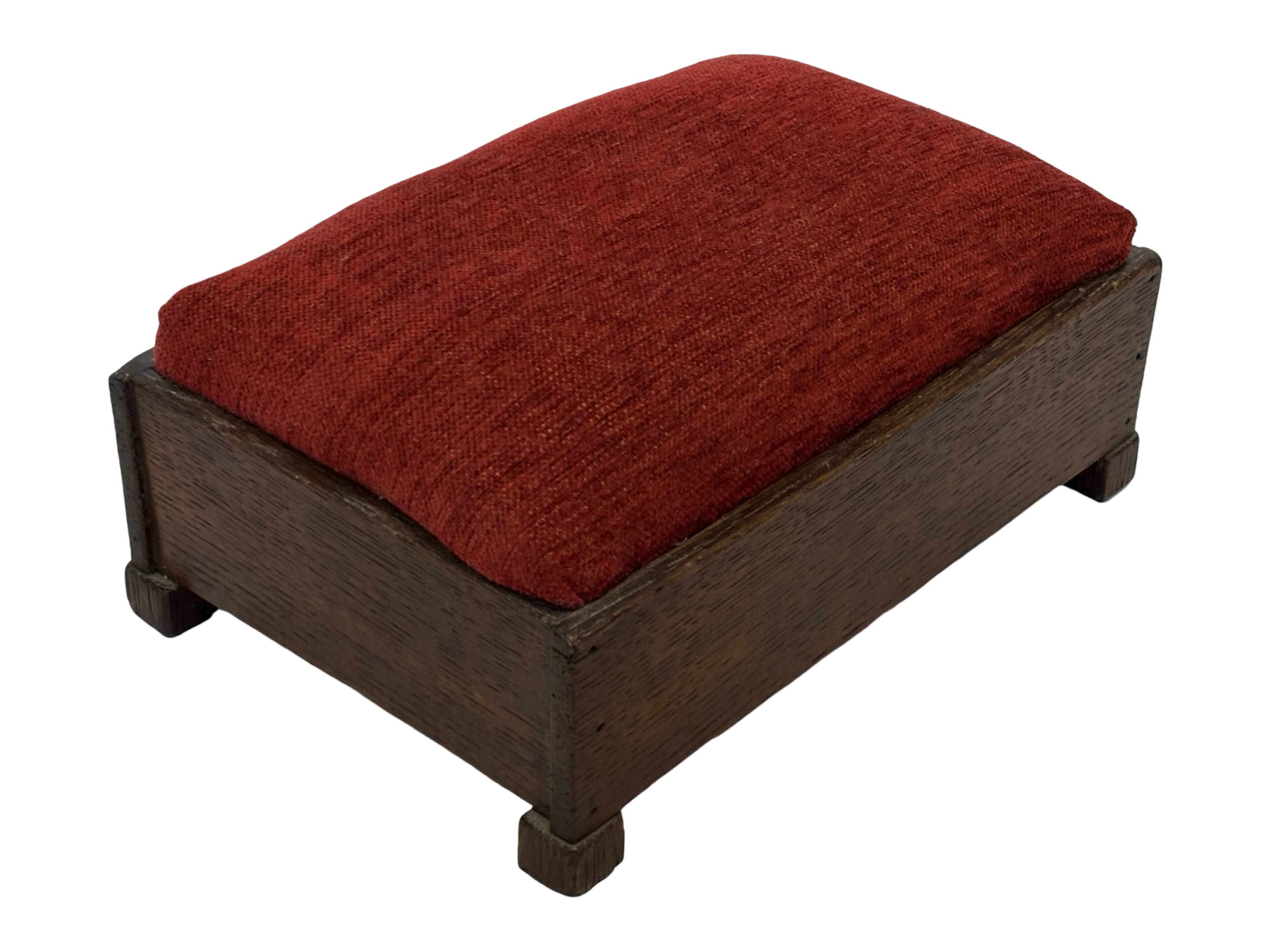 Pouf Art Déco design des années 30, tabouret minimaliste modèle bas.