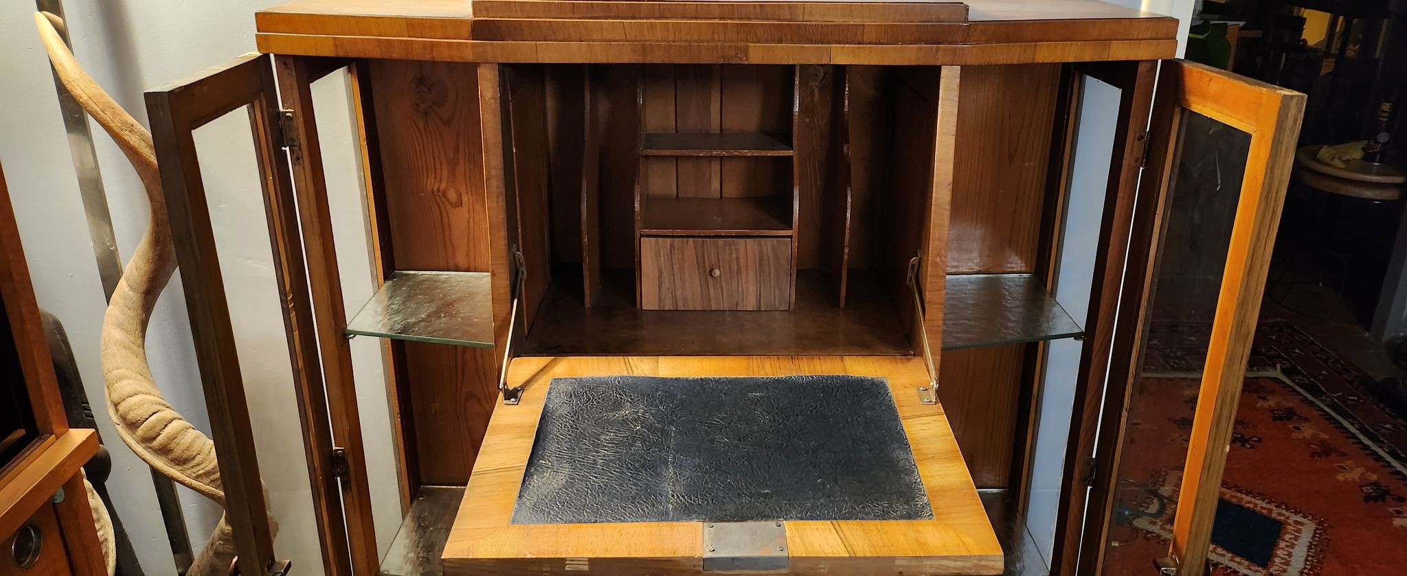 Art deco showcase bar furniture in rosewood veneer. 1930s.