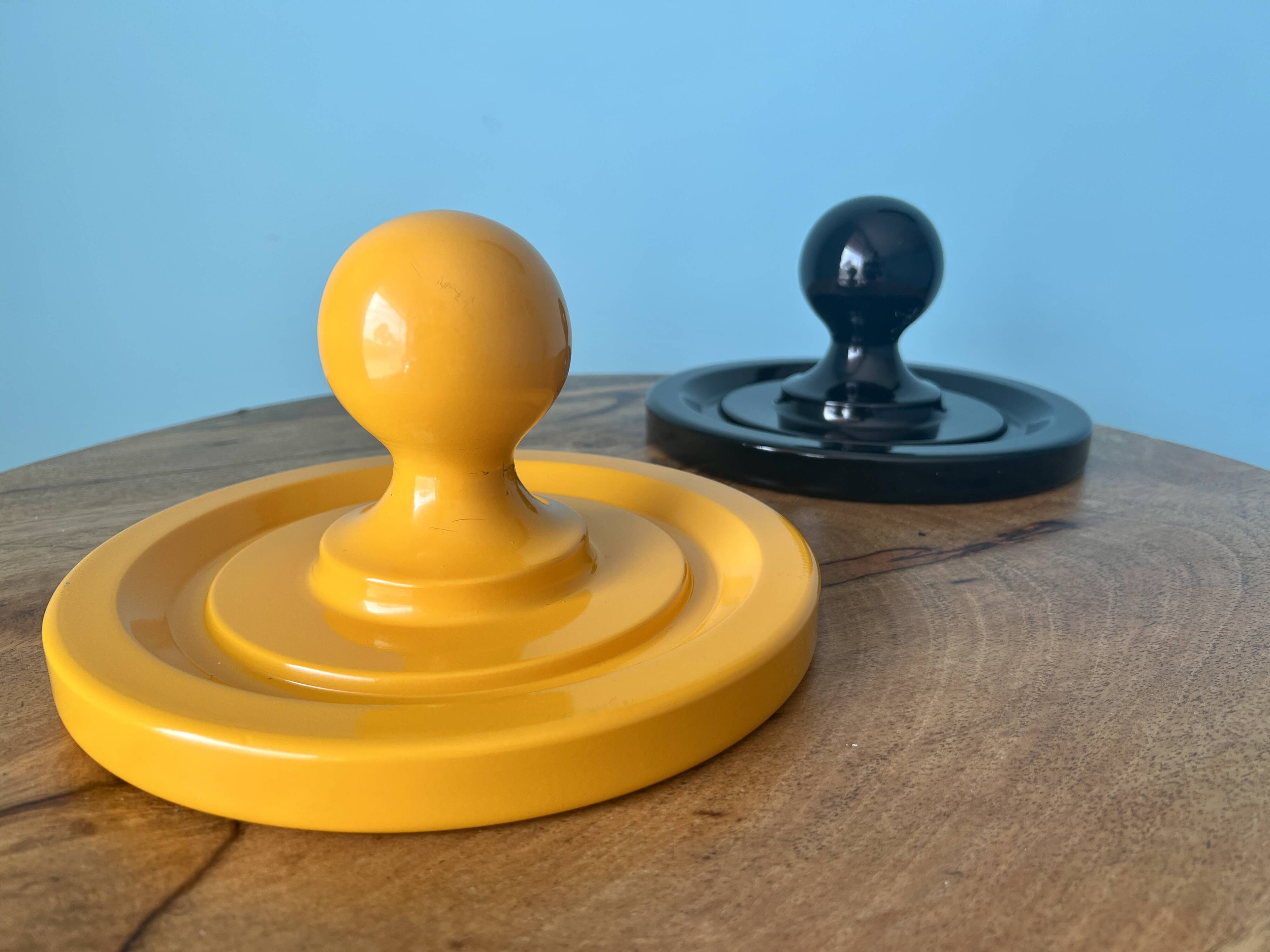 Vintage Vibes Coat Rack Duo - Design vintage des années 70 - Porte-manteau fonctionnel coloré en métal avec Pop Eleg