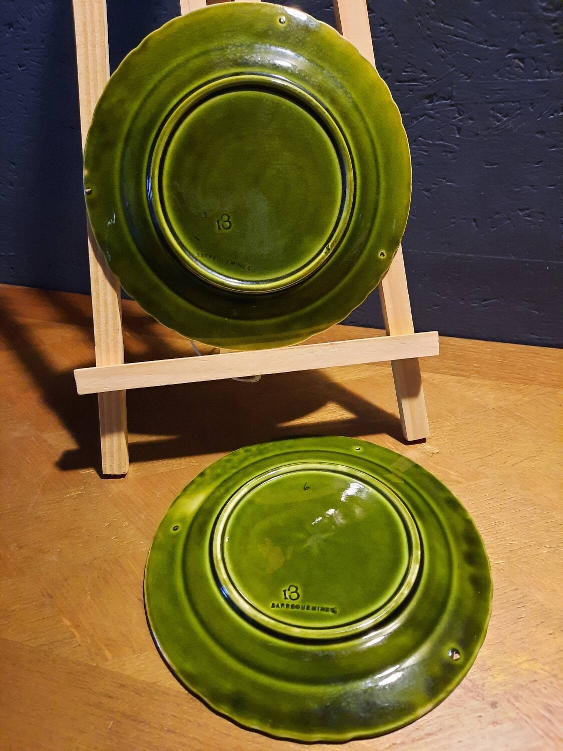 Paire d’assiettes anciennes en barbotine – Sarreguemines –