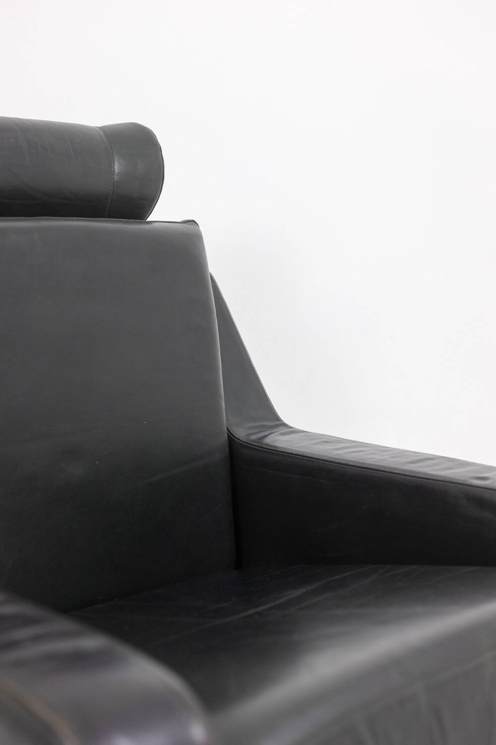 Airborne. Paire de fauteuils en cuir vert. Années 1950.