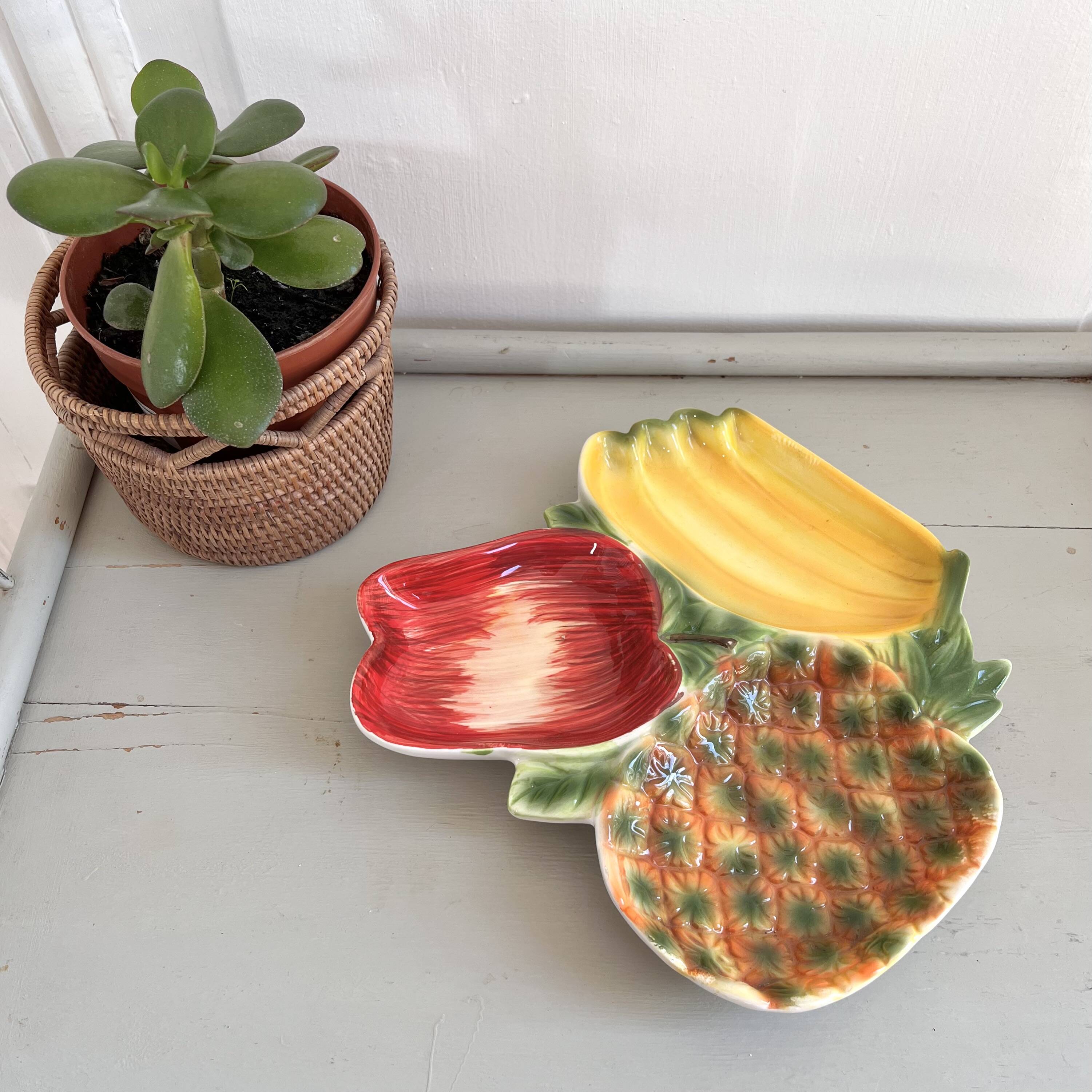 Aperitif server with fruit bowl and raw vegetables.