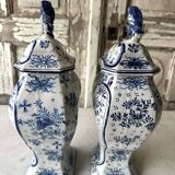 Paire de potiches en faïence dans le style de Delft, XXe siècle