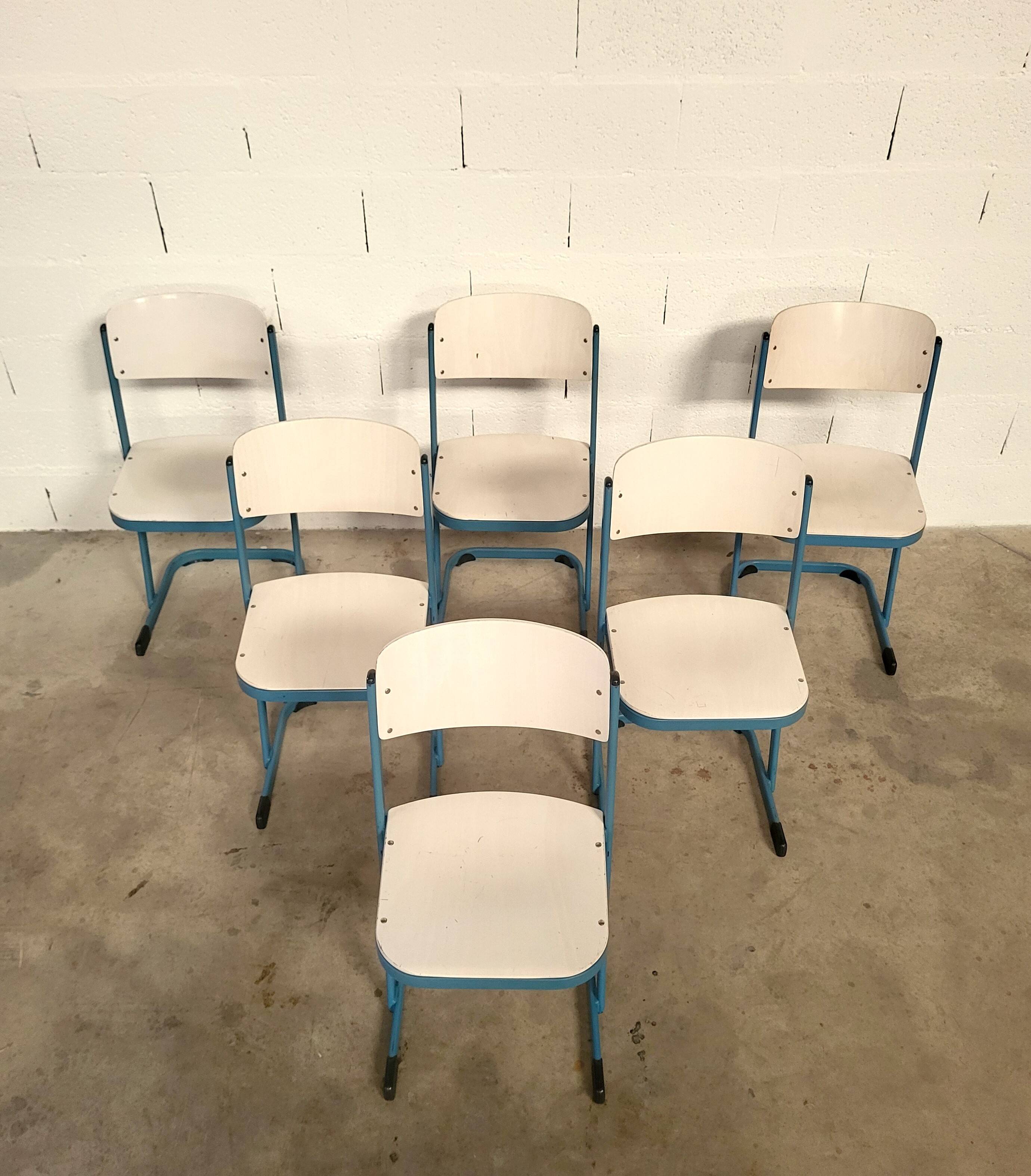 20 Chaises d'école bleues du designer Karl Northheler