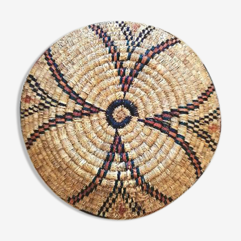 Round atisanal basket made of rattan or straw